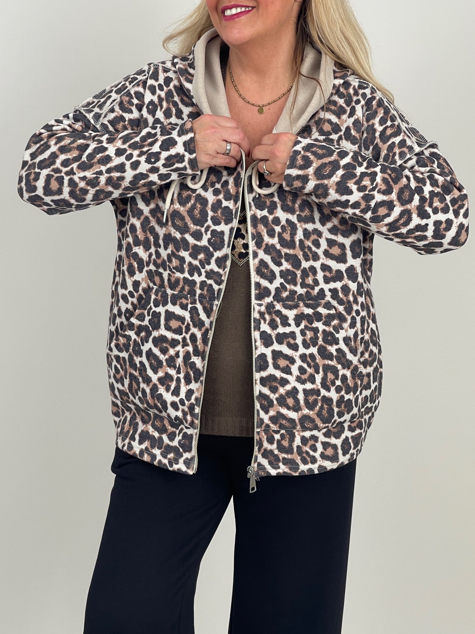 Jacke mit Kapuze Feinstrick im Leo-Muster Artikel 6543