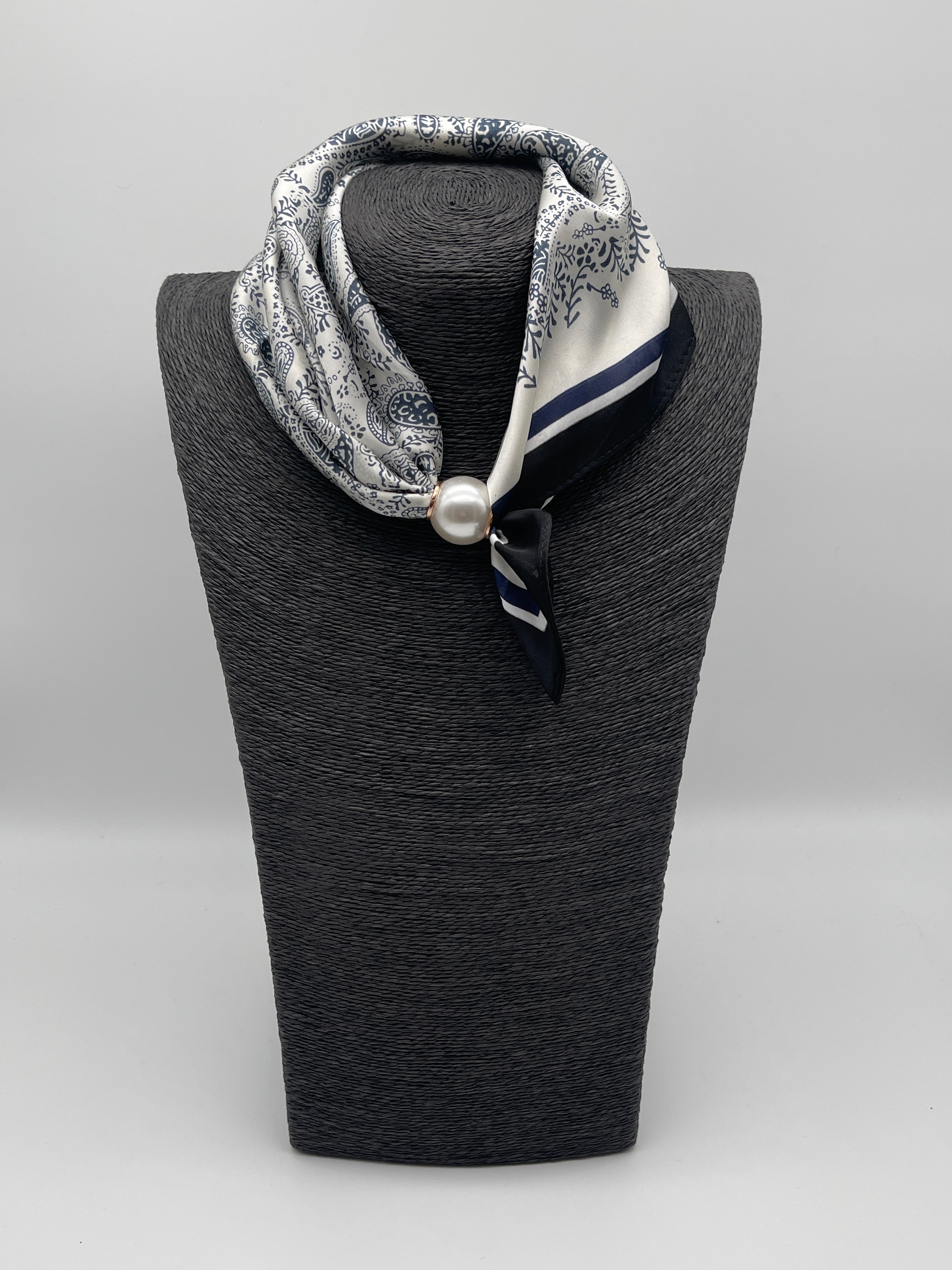 Tuch mit Magnetverschluss in Creme/Blau