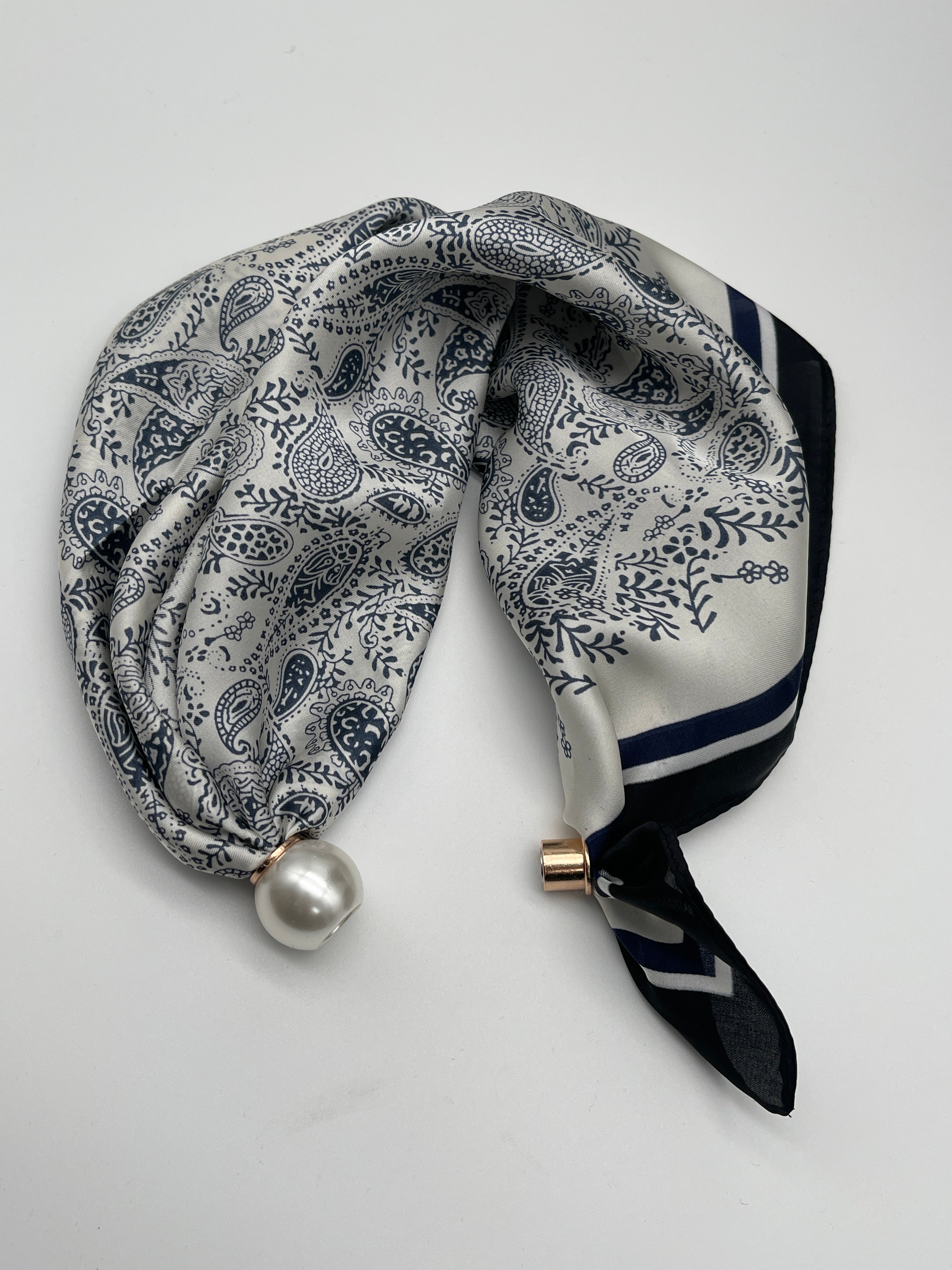 Tuch mit Magnetverschluss in Creme/Blau