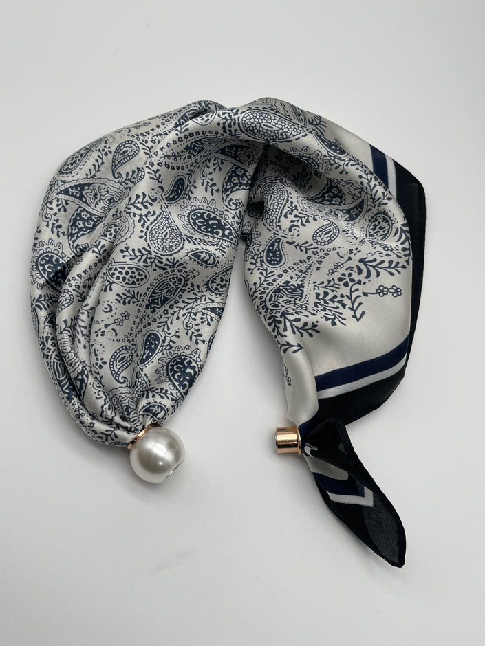 Tuch mit Magnetverschluss in Creme/Blau