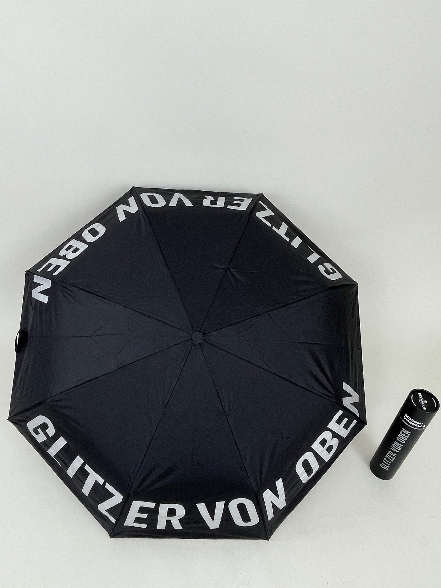 Regenschirm mit versch. Schriftzügen