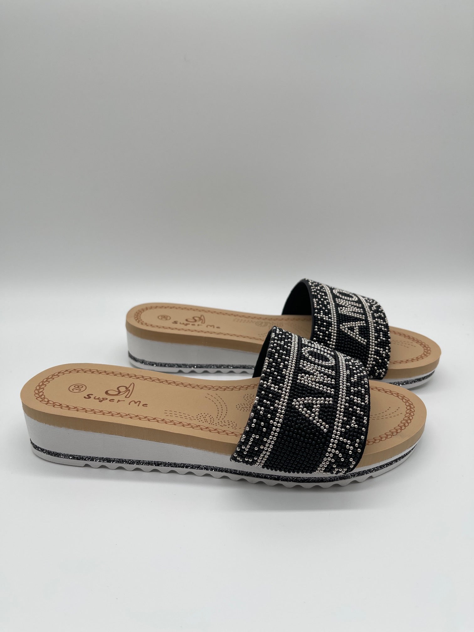 Pantolette mit Schrift in Schwarz