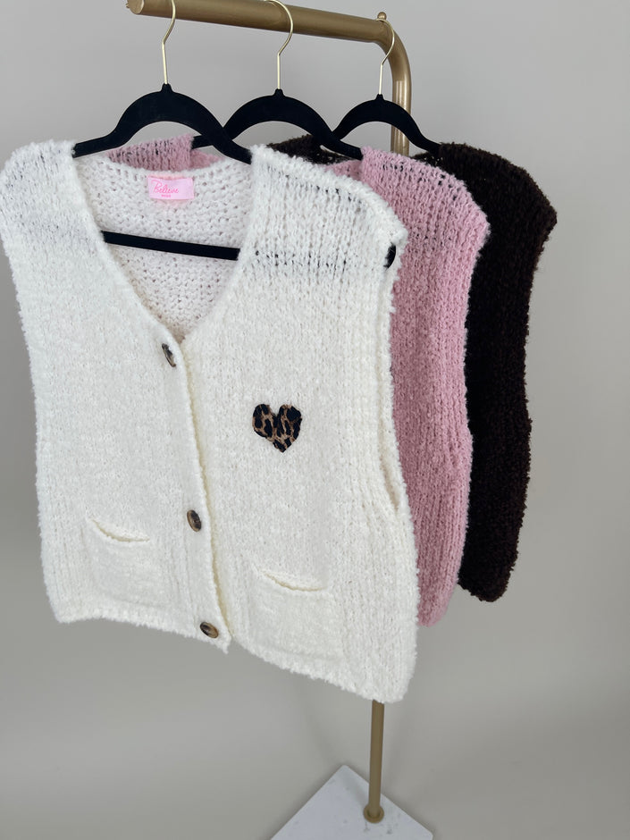 Strickweste mit Leo Herz in versch. Farben Artikel 6239