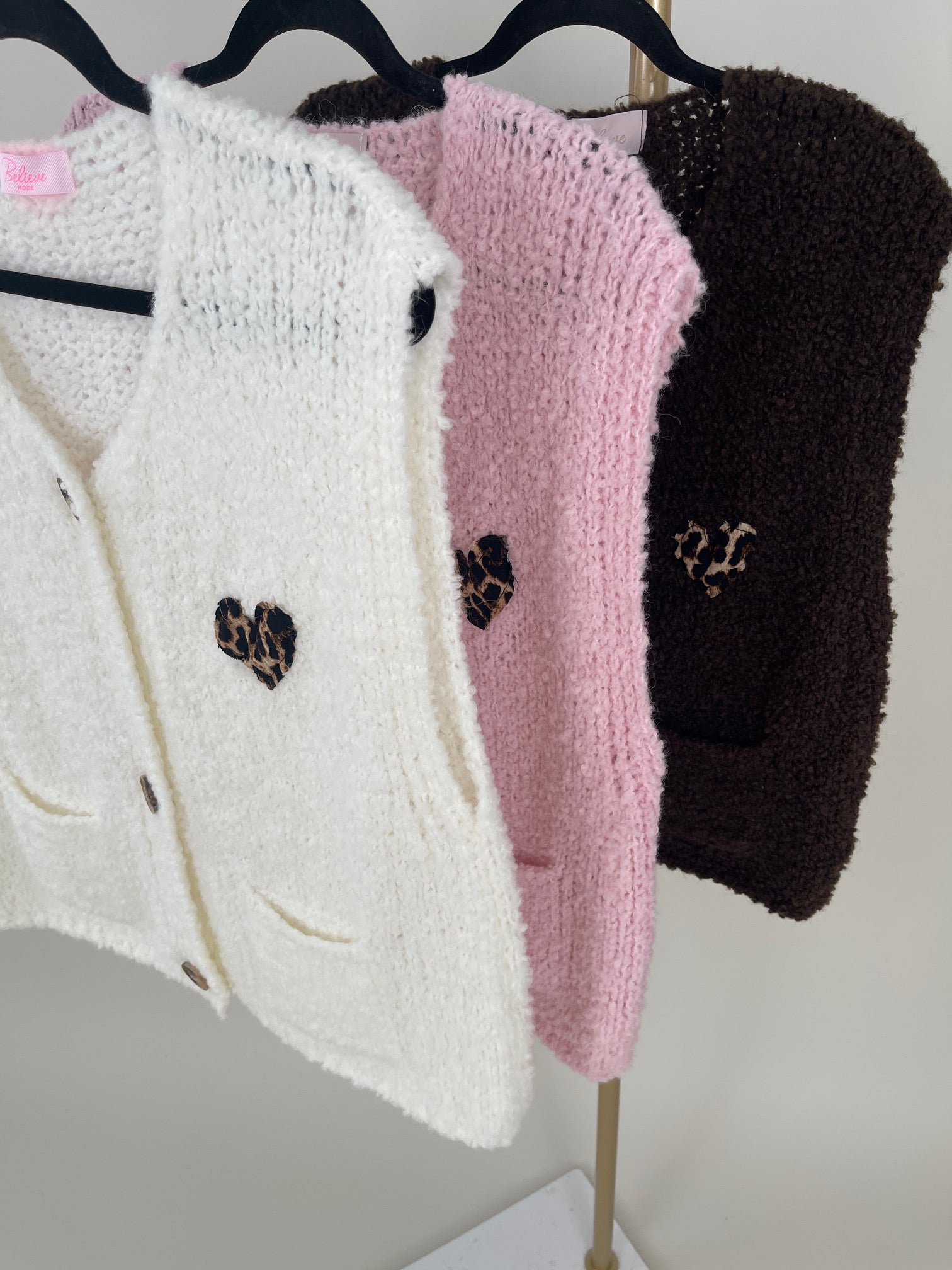 Strickweste mit Leo Herz in versch. Farben Artikel 6239