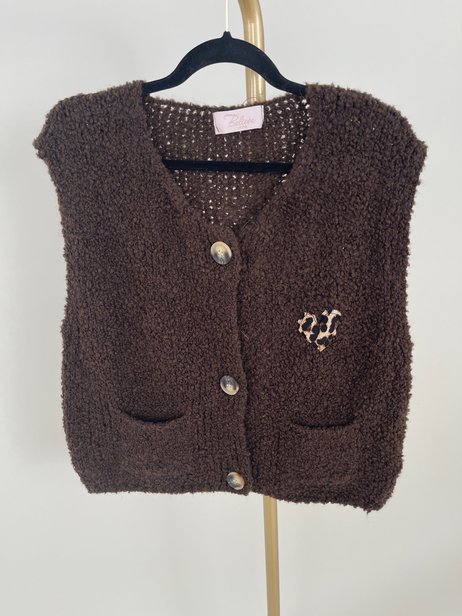 Strickweste mit Leo Herz in versch. Farben Artikel 6239