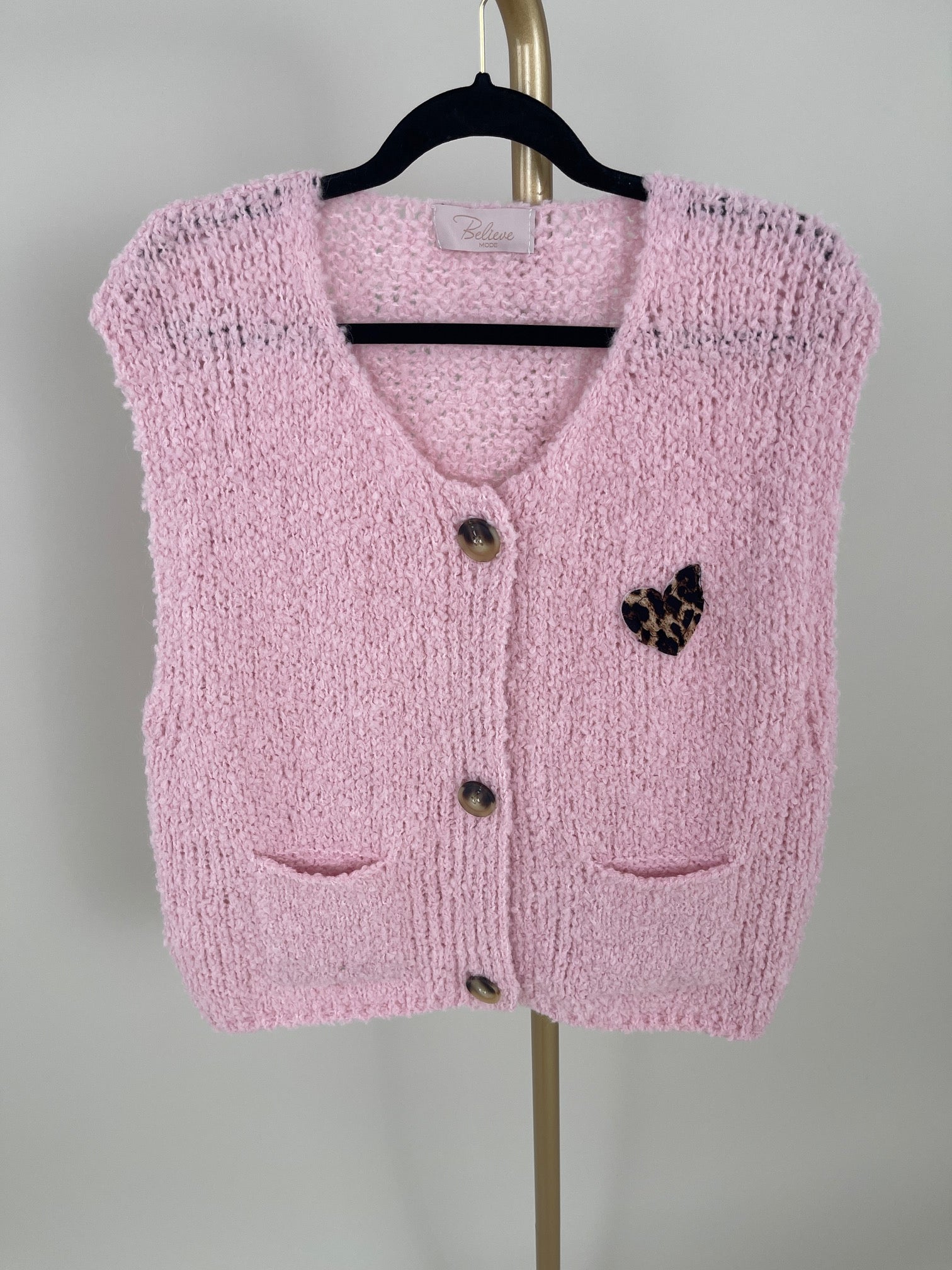Strickweste mit Leo Herz in versch. Farben Artikel 6239