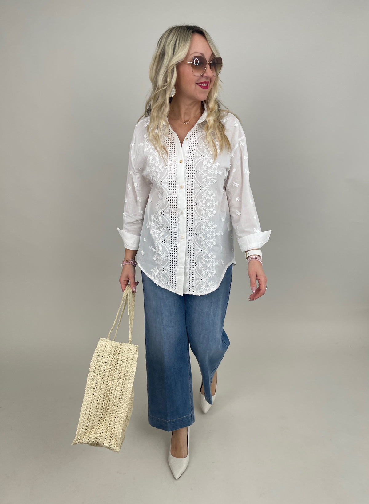 Bluse mit Stickereien in Weiß