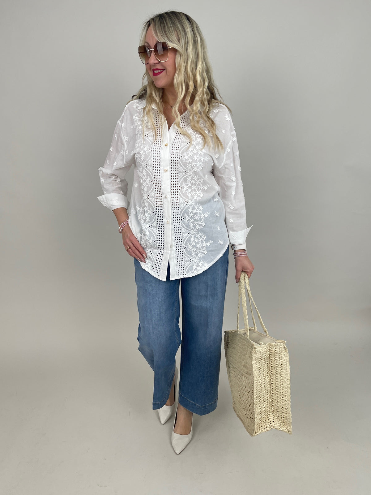 Bluse mit Stickereien in Weiß