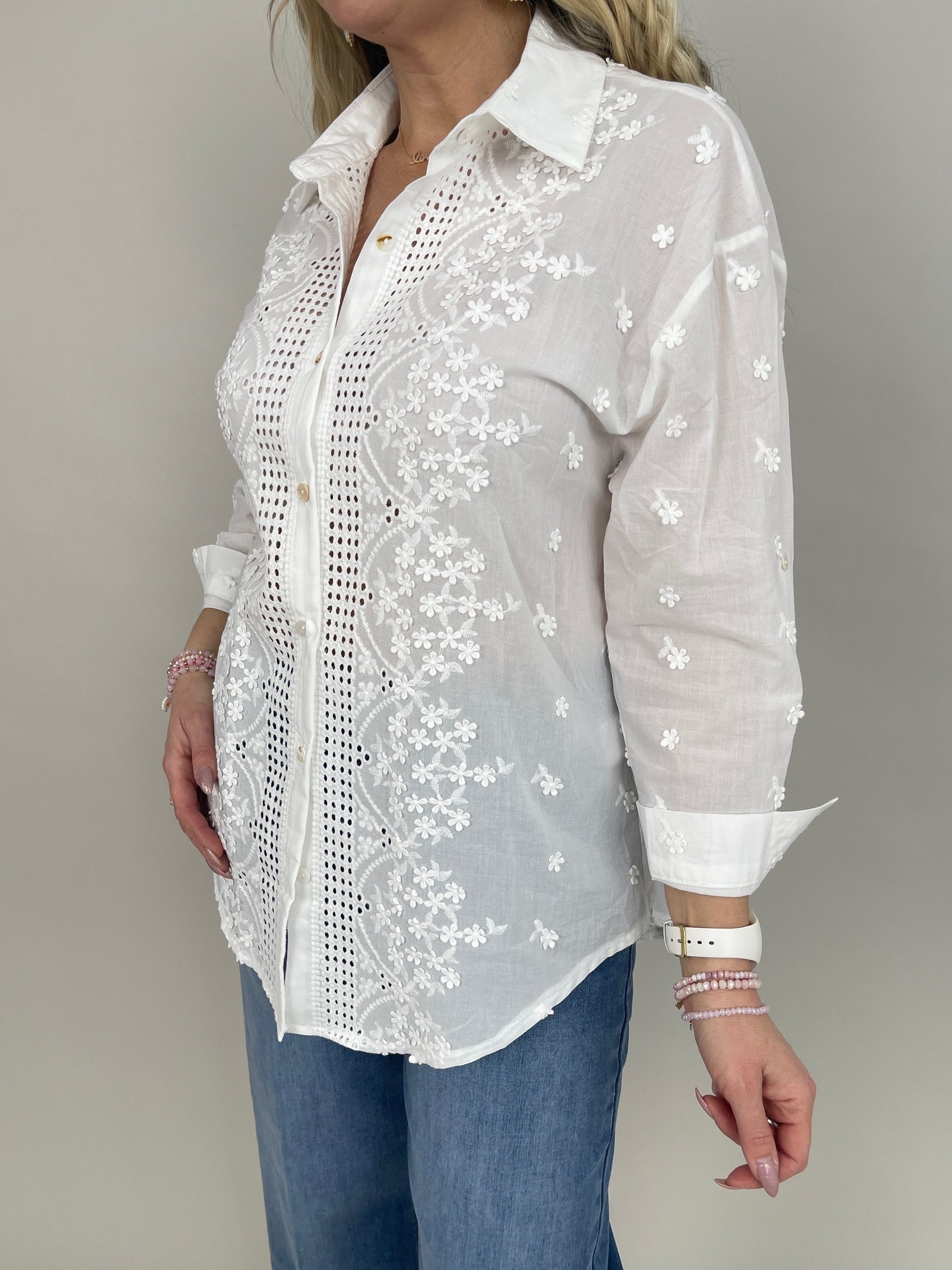 Bluse mit Stickereien in Weiß