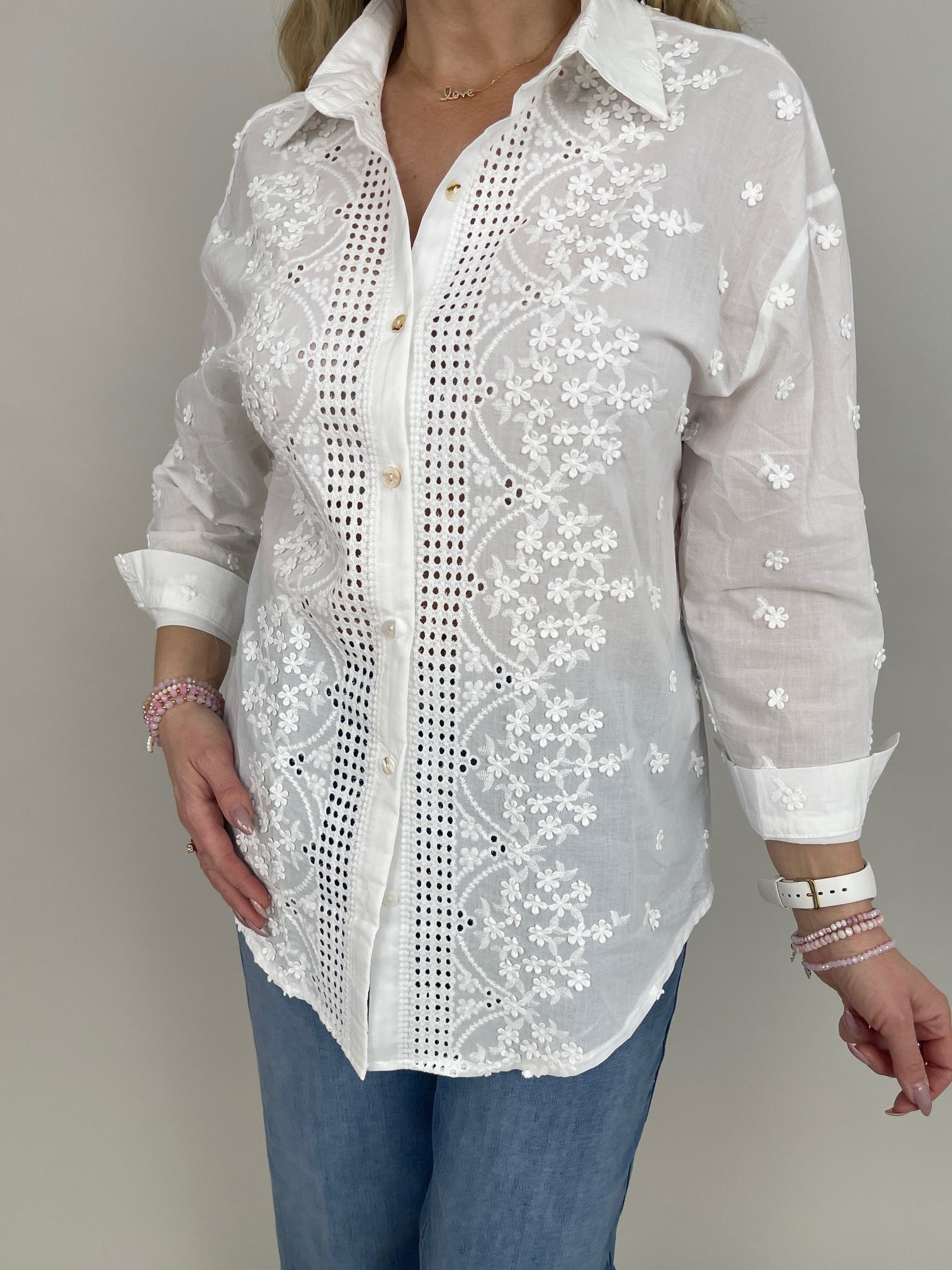 Bluse mit Stickereien in Weiß
