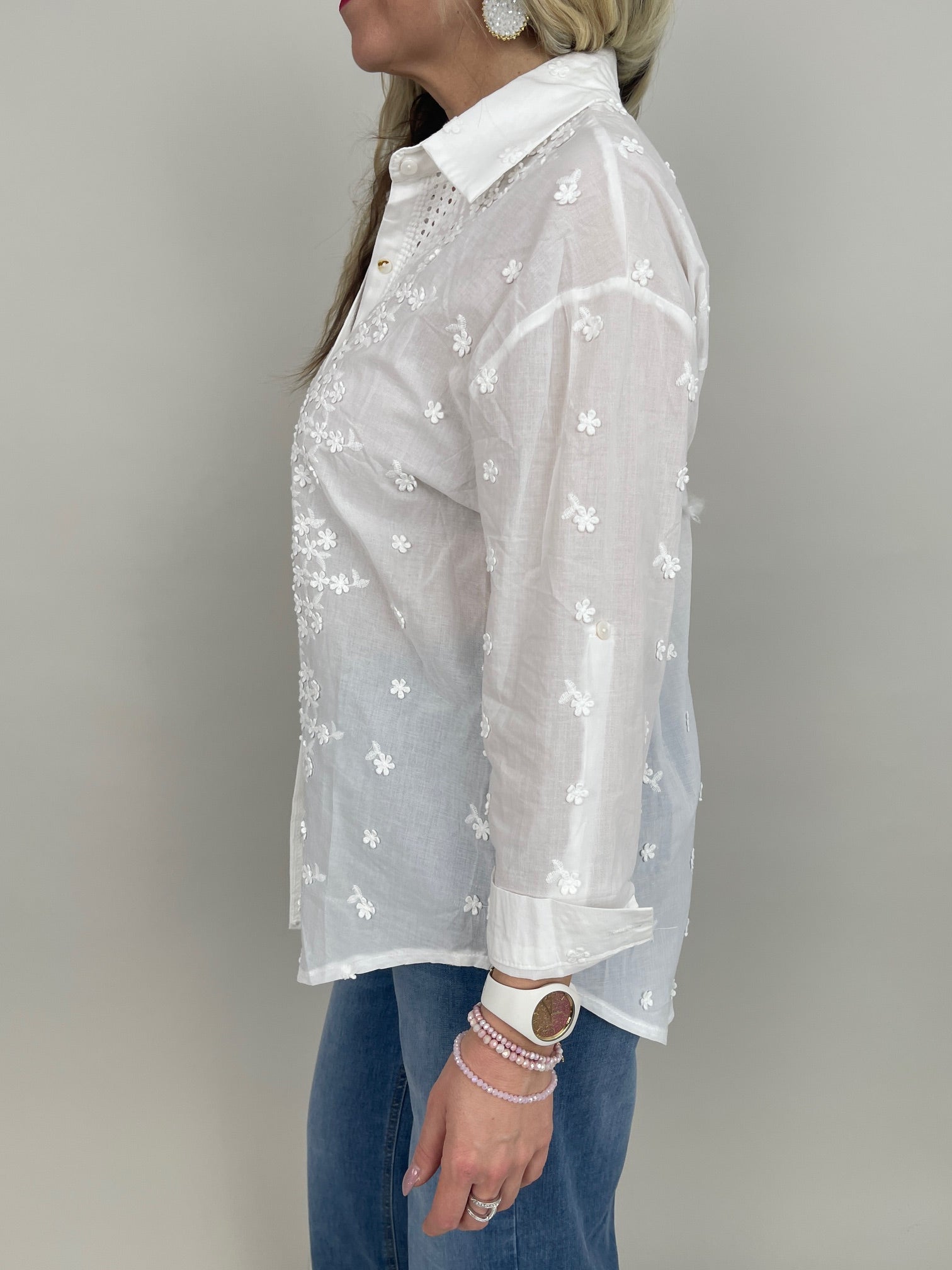Bluse mit Stickereien in Weiß