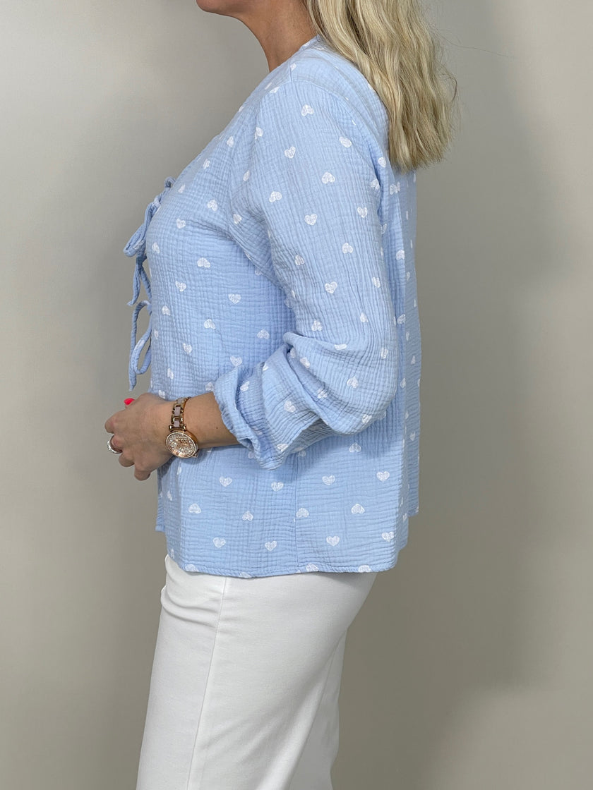 Musselin Bluse zum Binden mit Herzen in Hellblau Artikel 5807