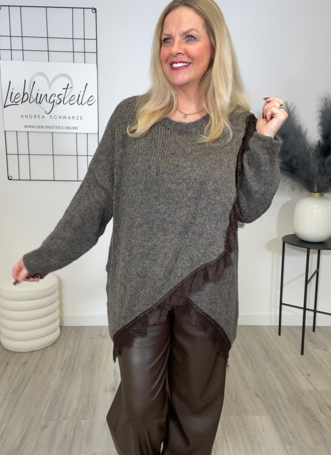 Strickpullover mit Details aus Spitze in Taupe