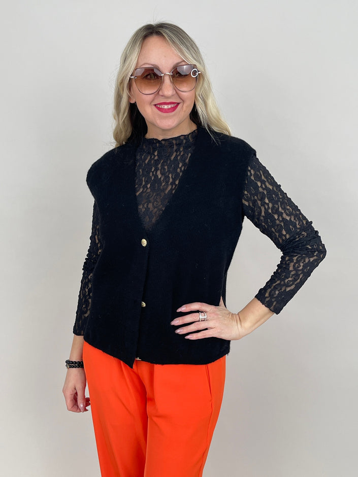 Strickweste mit goldfarbenen Knöpfen in Schwarz