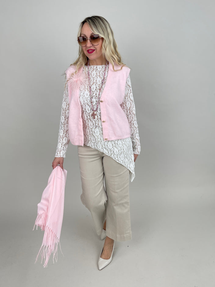 Strickweste mit goldfarbenen Knöpfen in Rosa