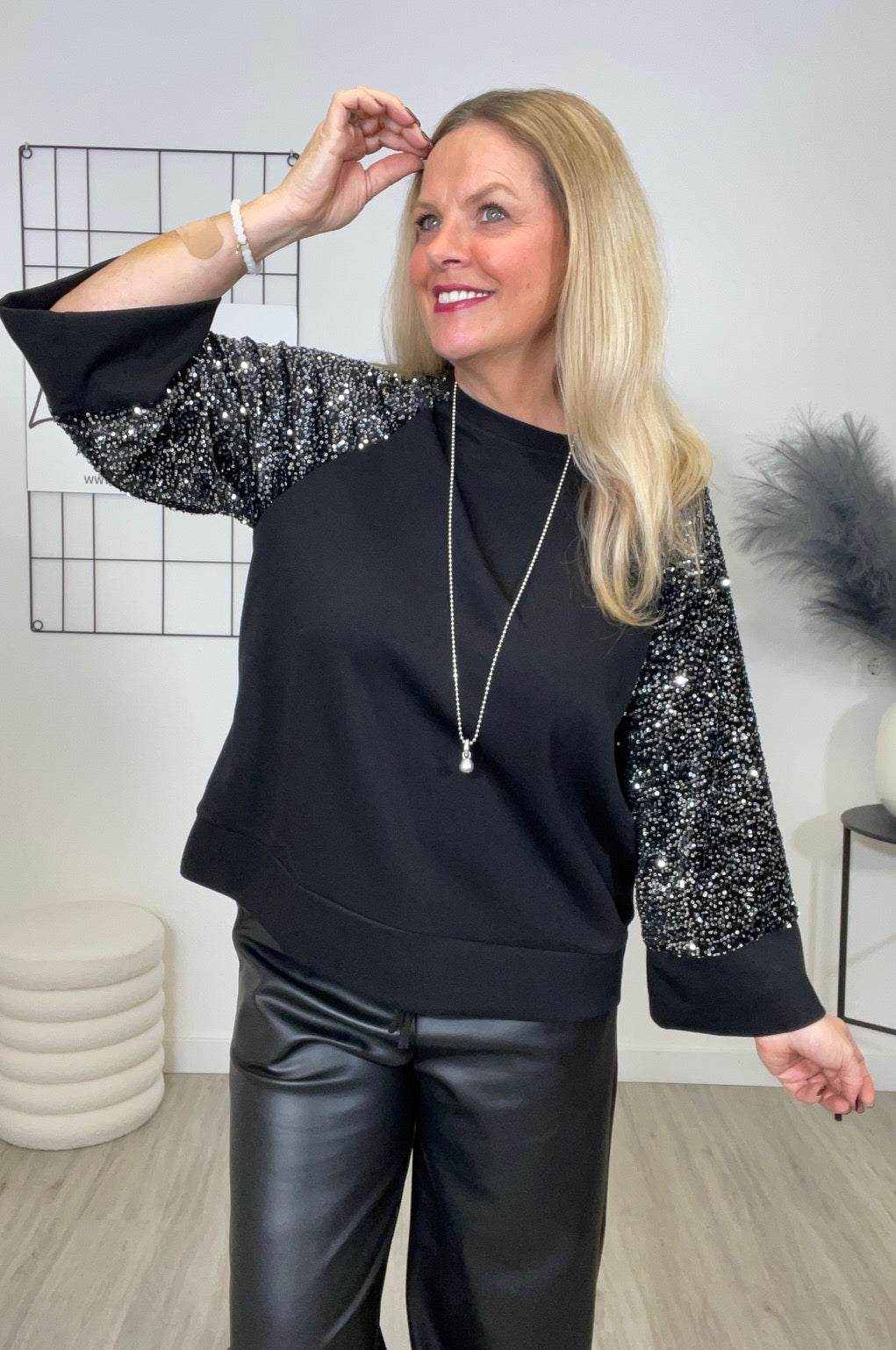 Pullover mit Pailletten-Samt Ärmeln in Schwarz Art. 6620