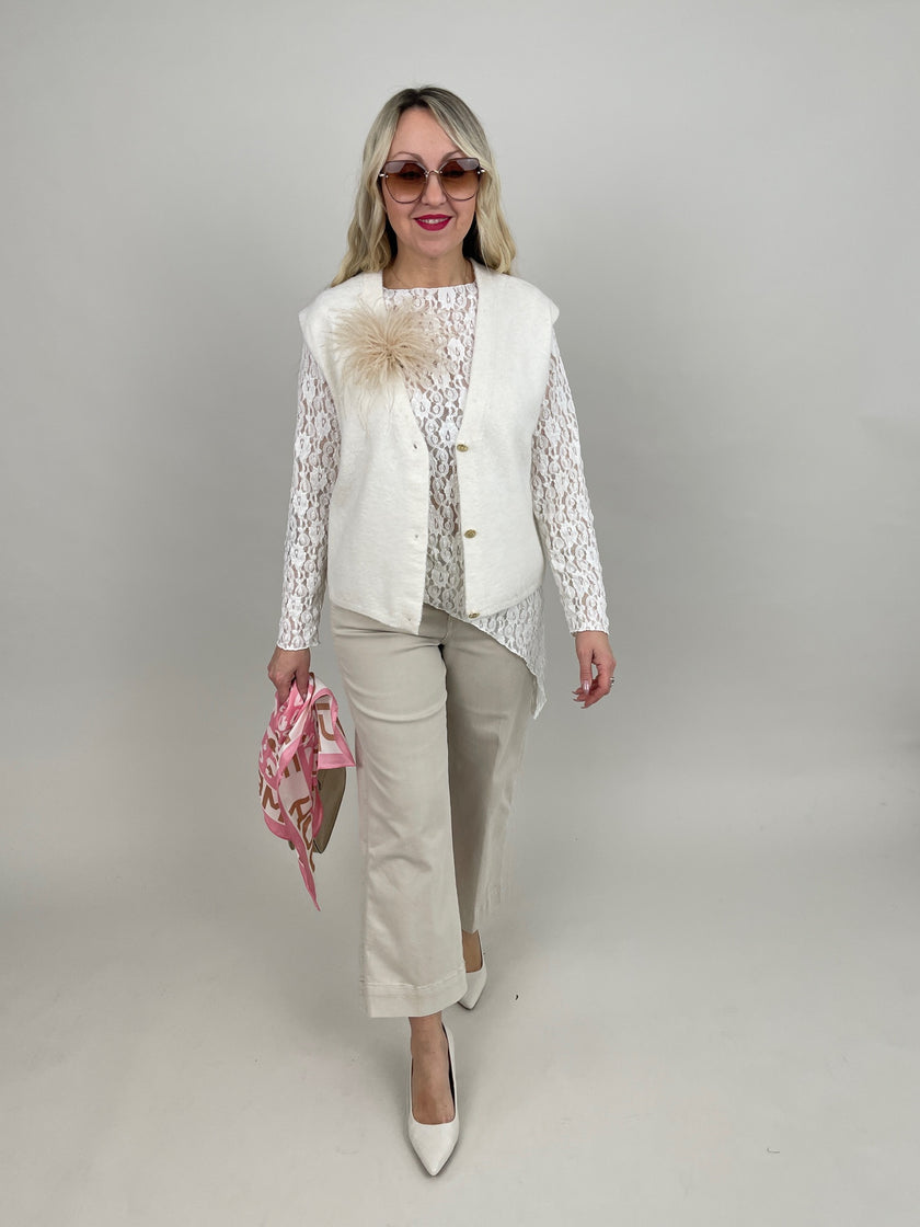 Strickweste mit goldfarbenen Knöpfen in Offwhite