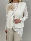 Strickweste mit goldfarbenen Knöpfen in Offwhite