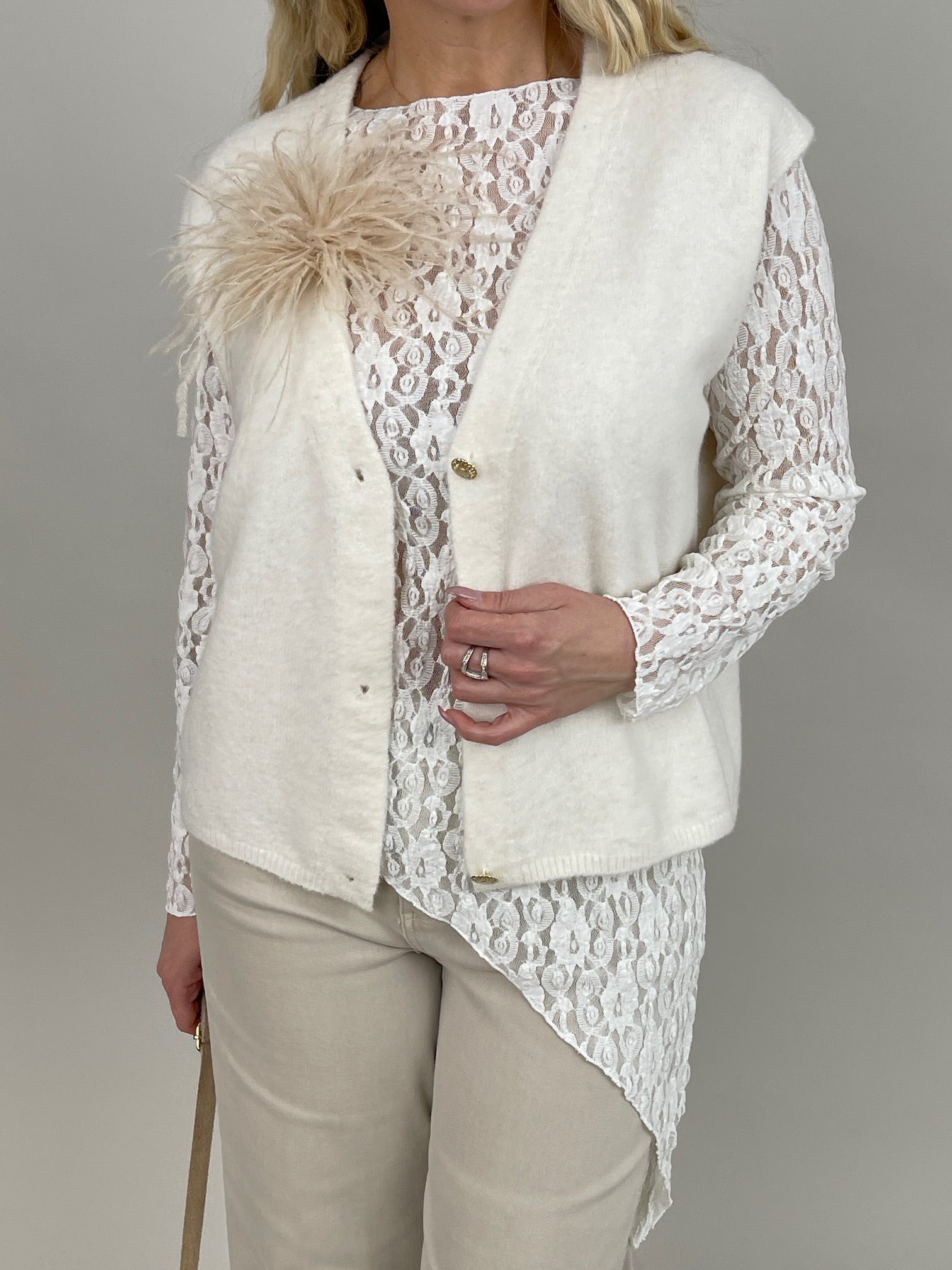 Strickweste mit goldfarbenen Knöpfen in Offwhite