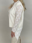 Strickweste mit goldfarbenen Knöpfen in Offwhite