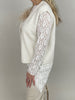 Strickweste mit goldfarbenen Knöpfen in Offwhite