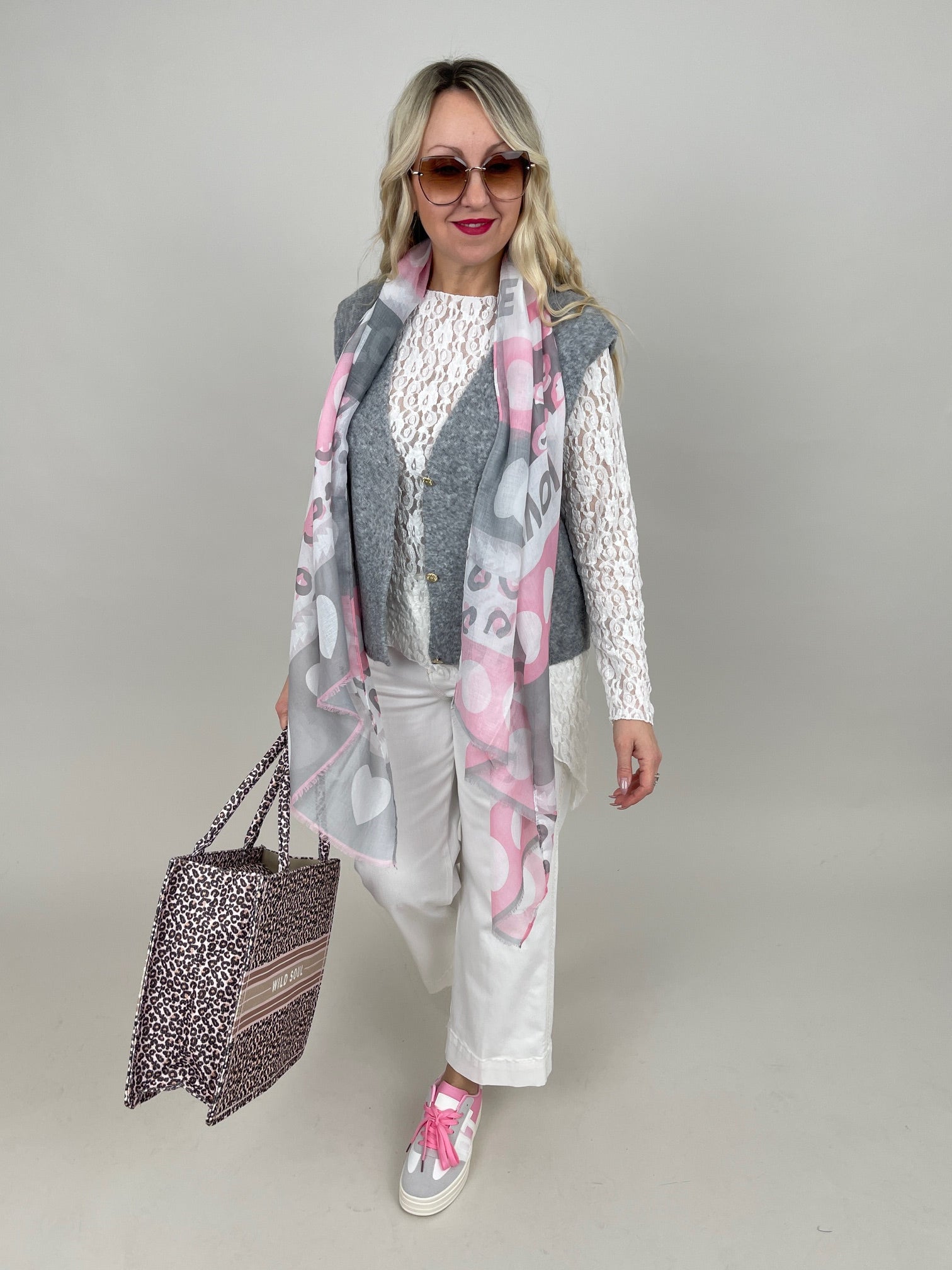 Strickweste mit goldfarbenen Knöpfen in Grau Art. 6733