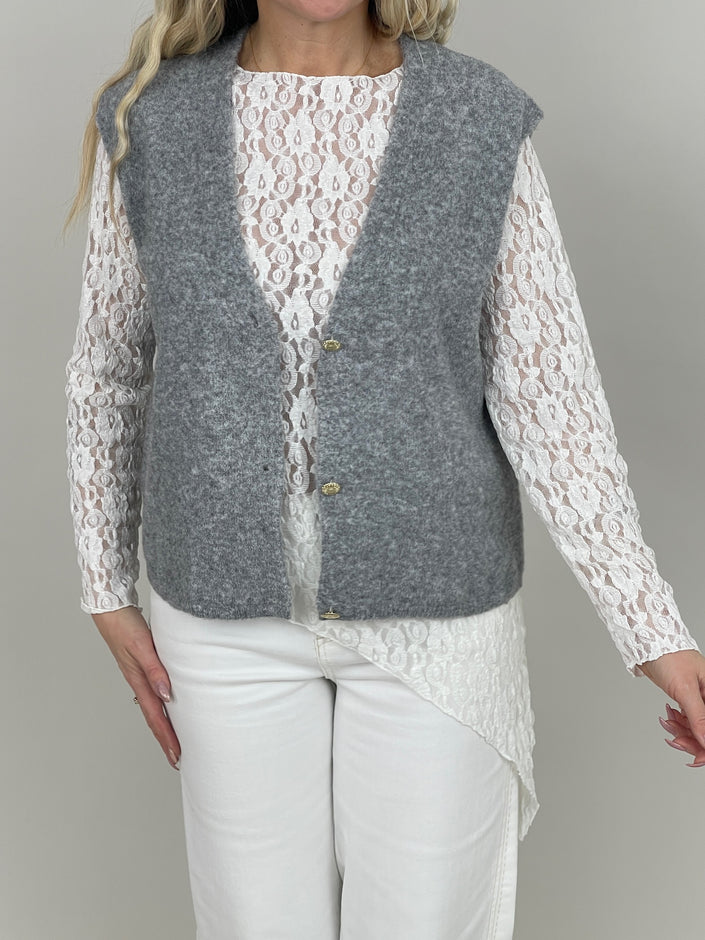 Strickweste mit goldfarbenen Knöpfen in Grau