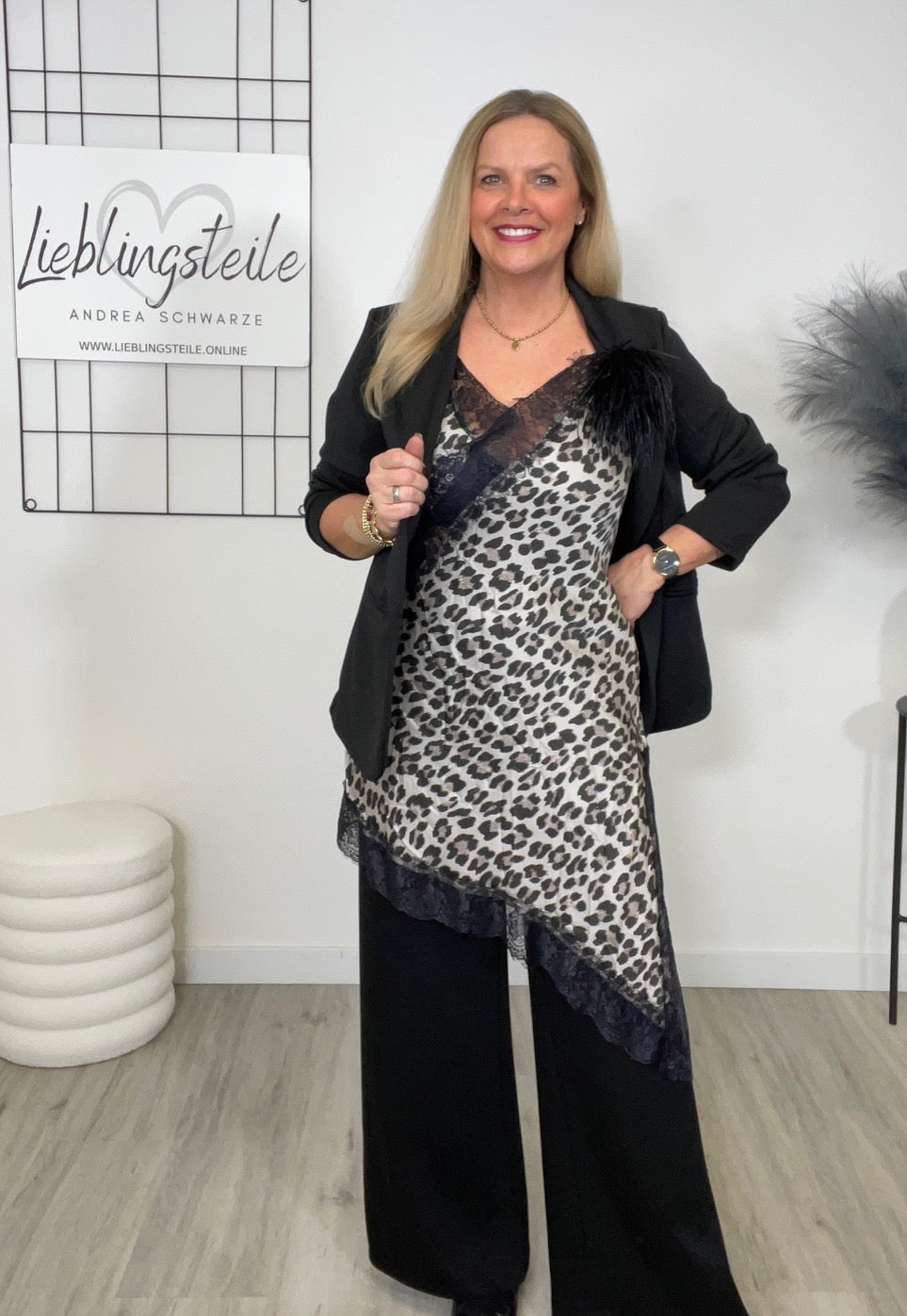 Satin Longtop A-symmetrisch mit Spitzen-Details in Creme Artikel 6600