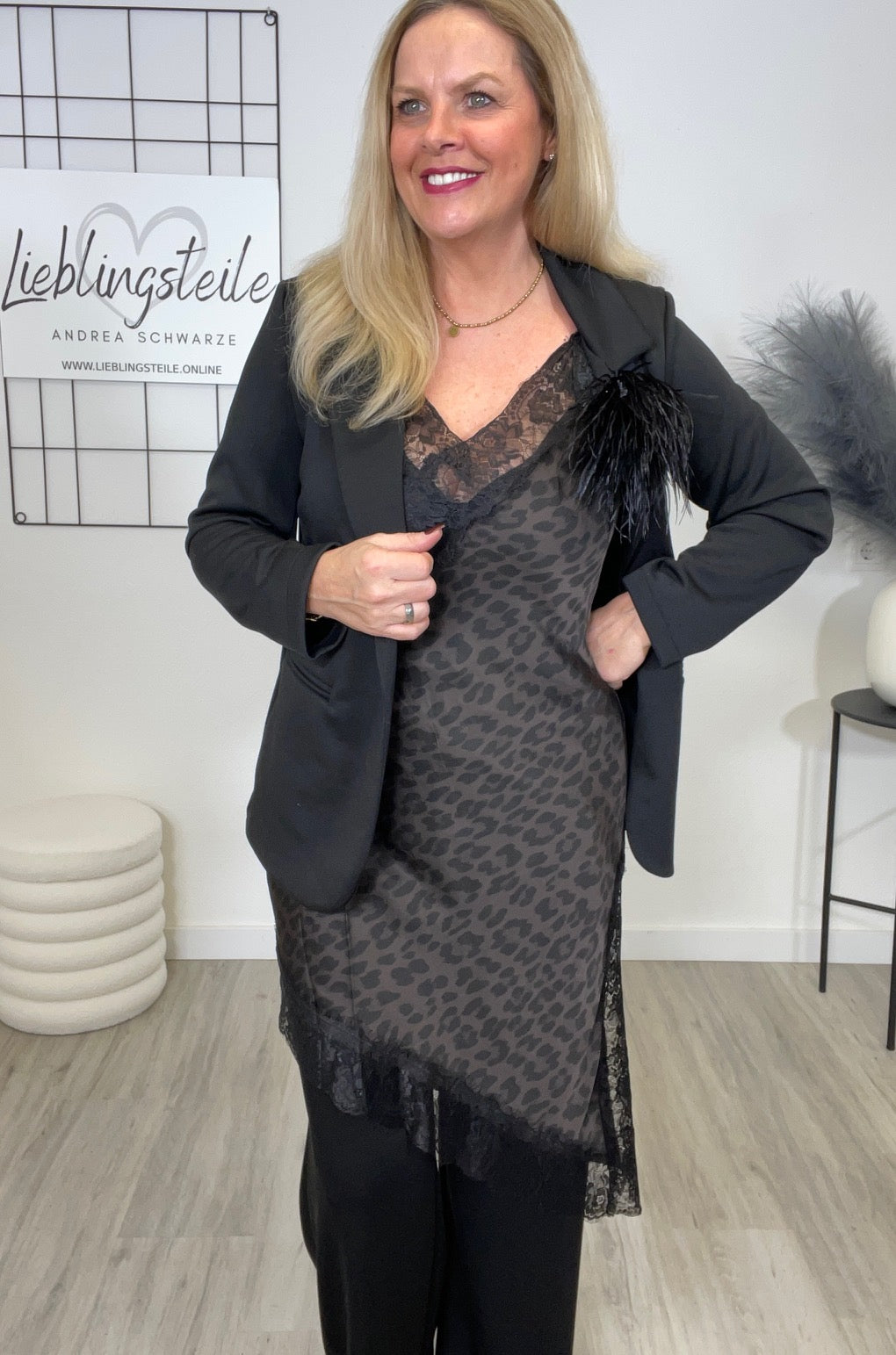 Satin Longtop A-symmetrisch mit Spitzen-Details in Mokka Artikel 6598