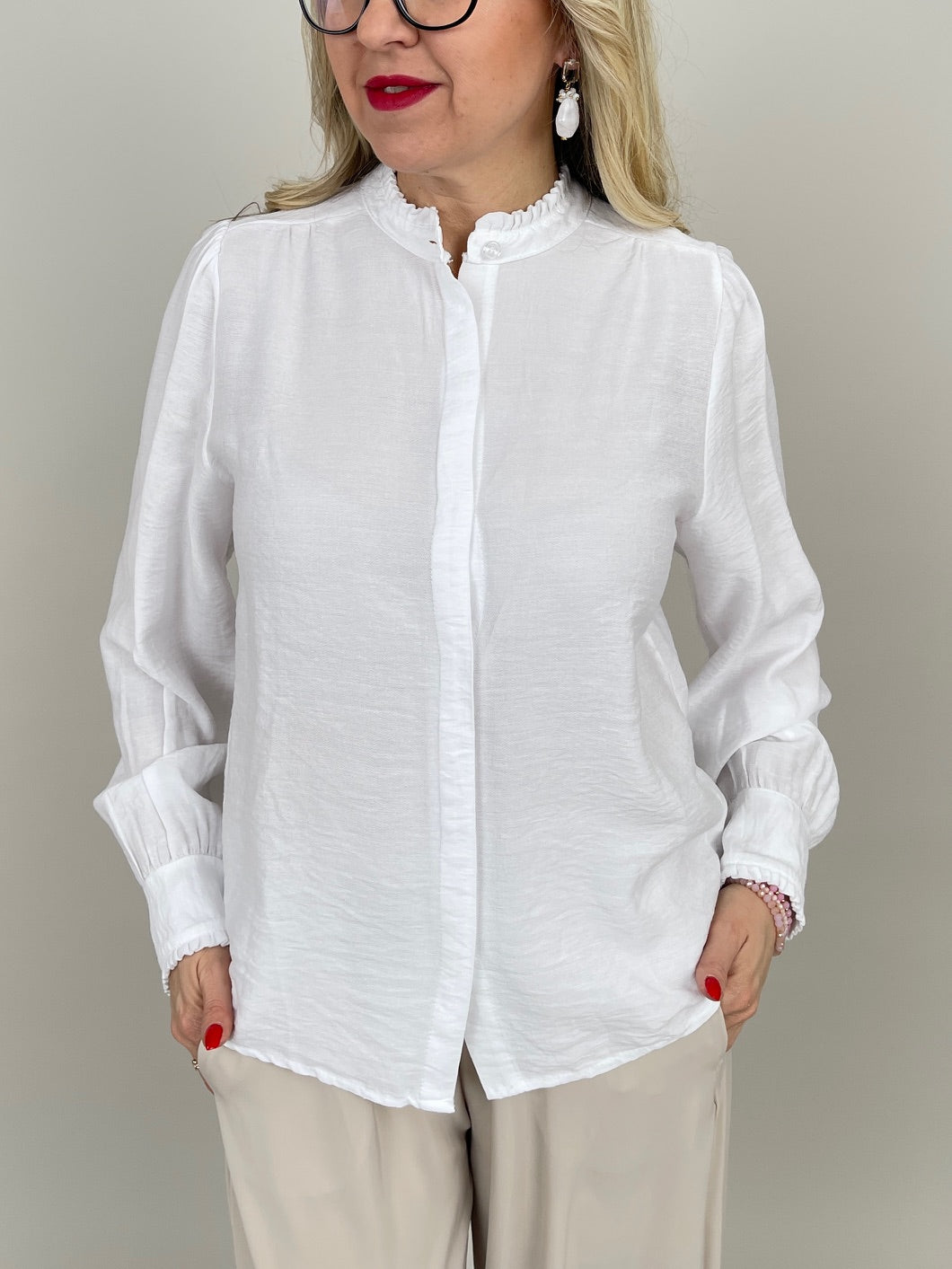 Bluse mit Rüschen-Details in Weiß