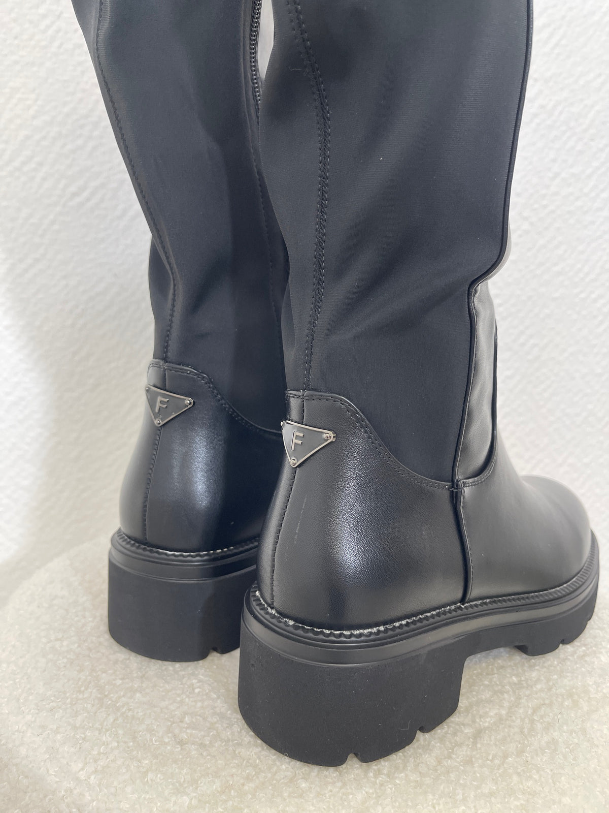 Stiefel Uni mit Stretcheinsatz in Schwarz