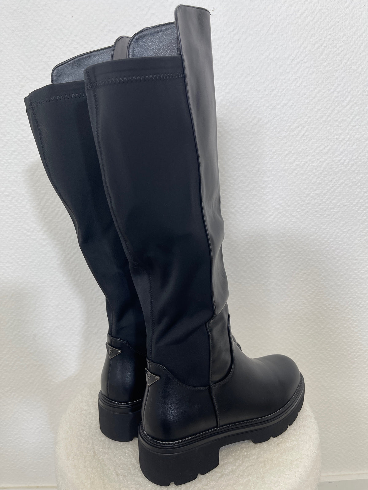 Stiefel Uni mit Stretcheinsatz in Schwarz