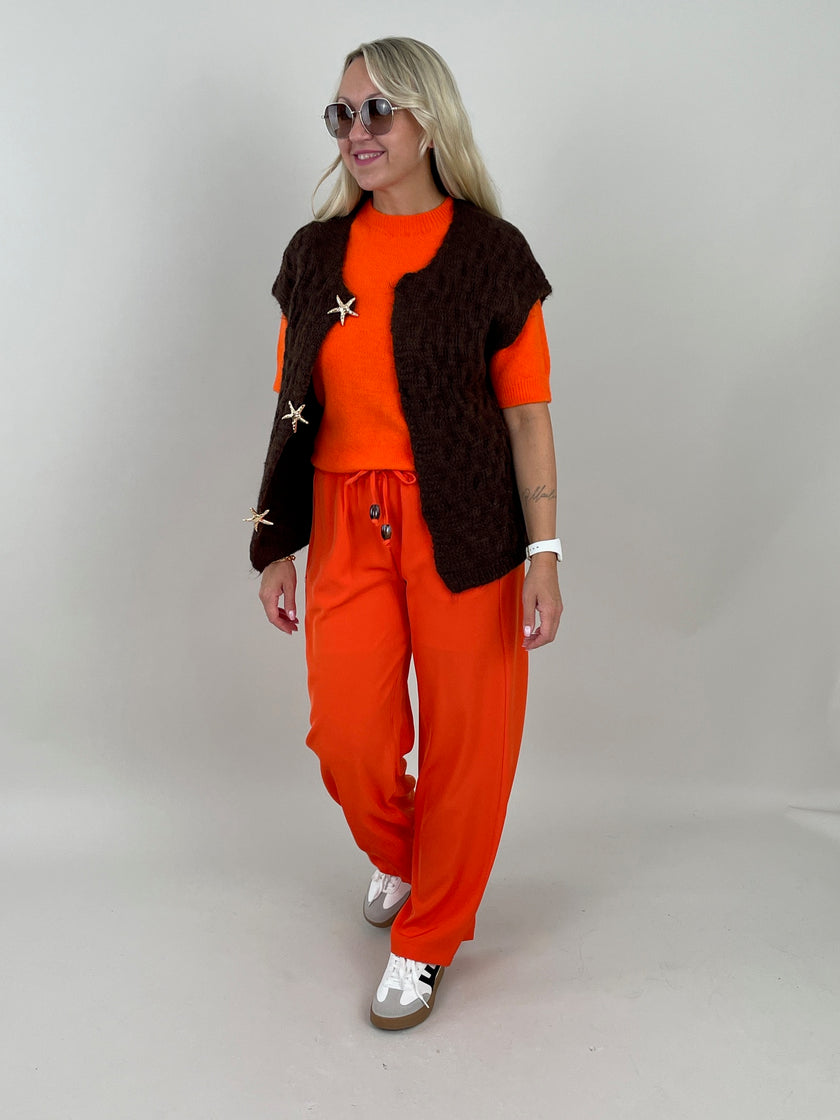 Strickweste mit goldfarbenen Broschen in Mokka Artikel 6255