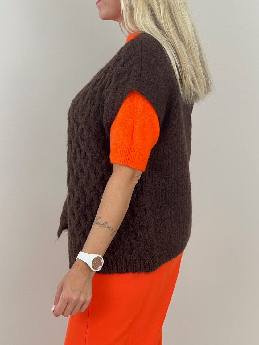 Strickweste mit goldfarbenen Broschen in Mokka Artikel 6255