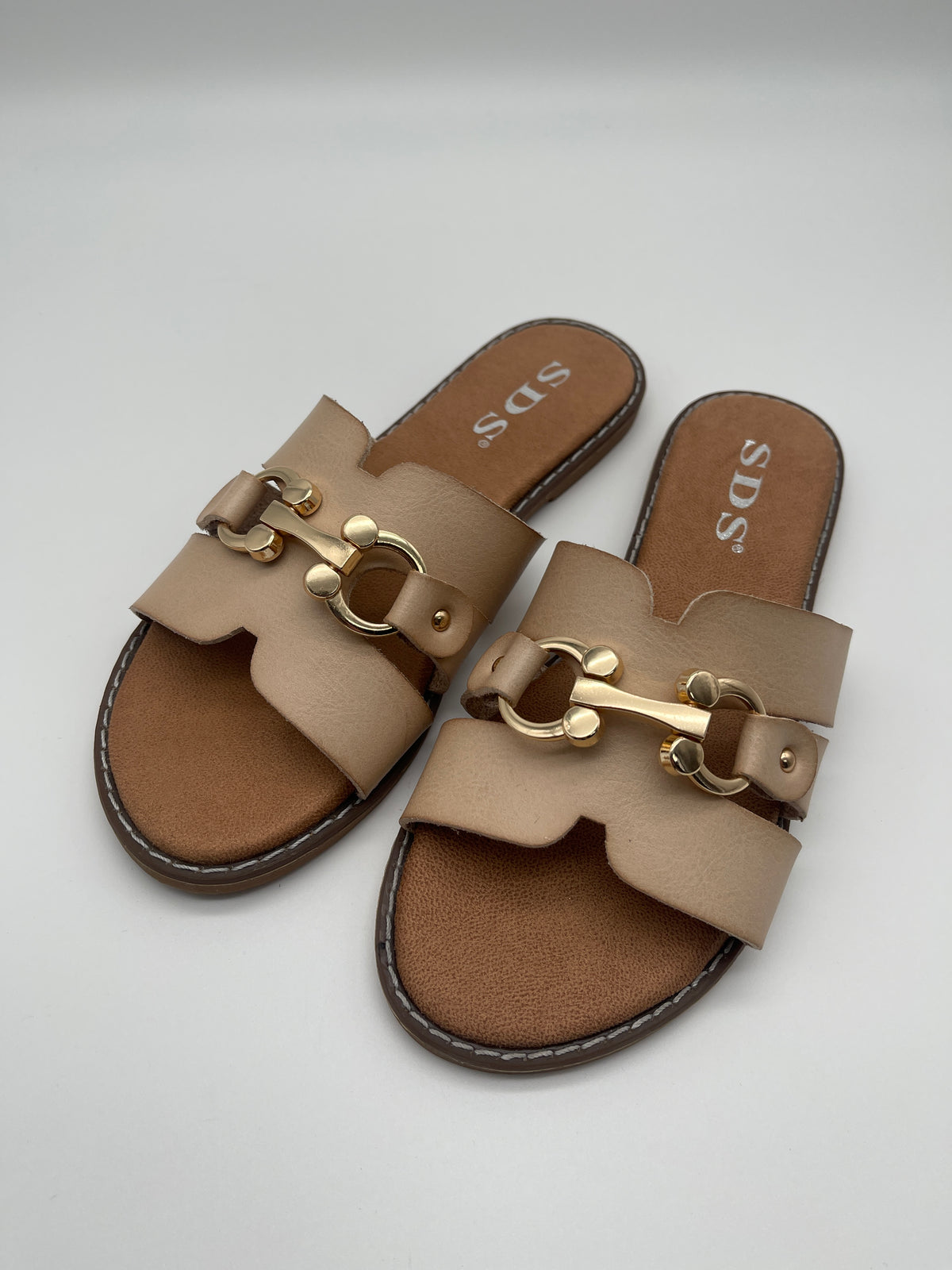 Sandalen mit goldenem Detail in Beige