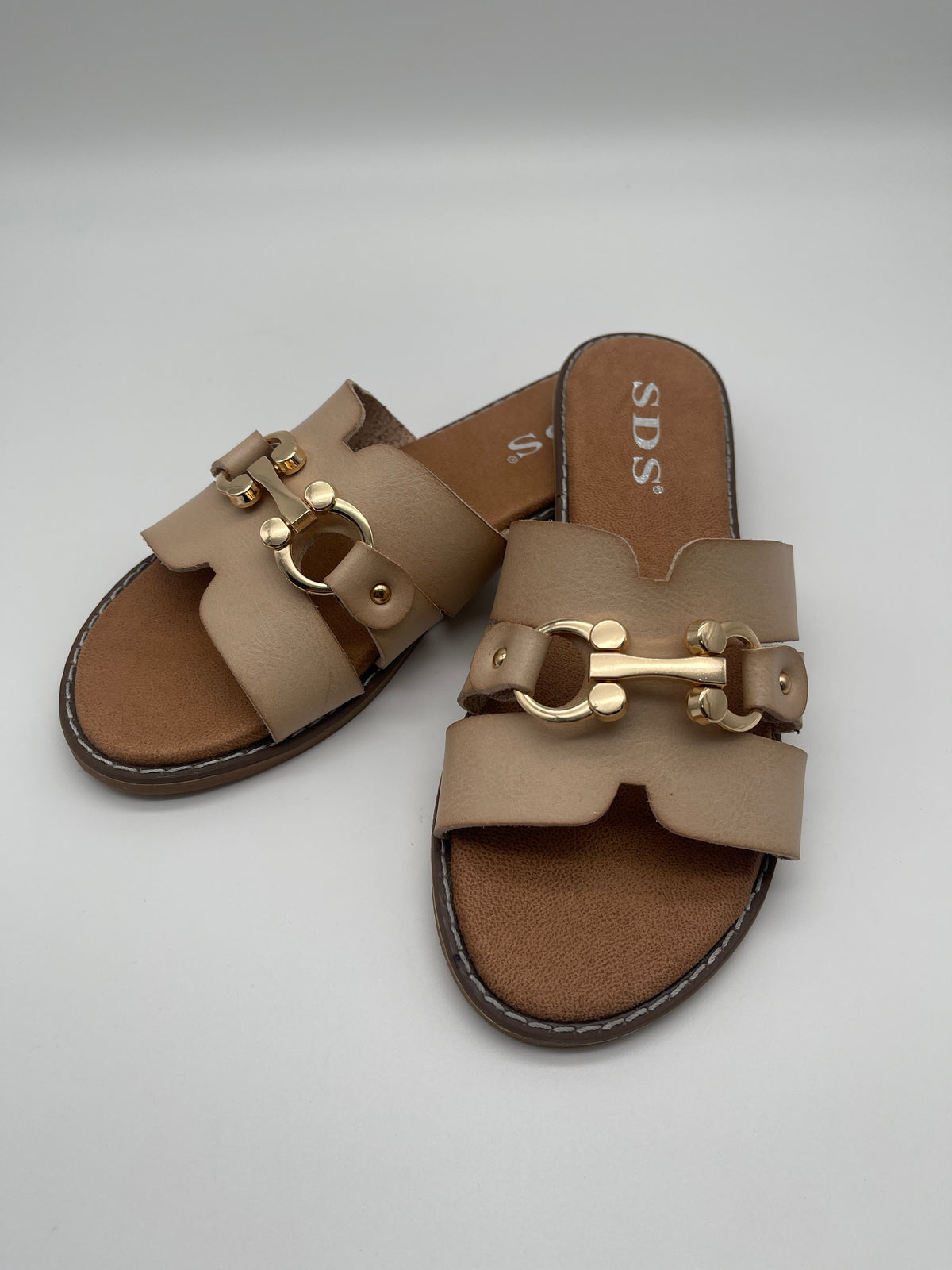 Sandalen mit goldenem Detail in Beige