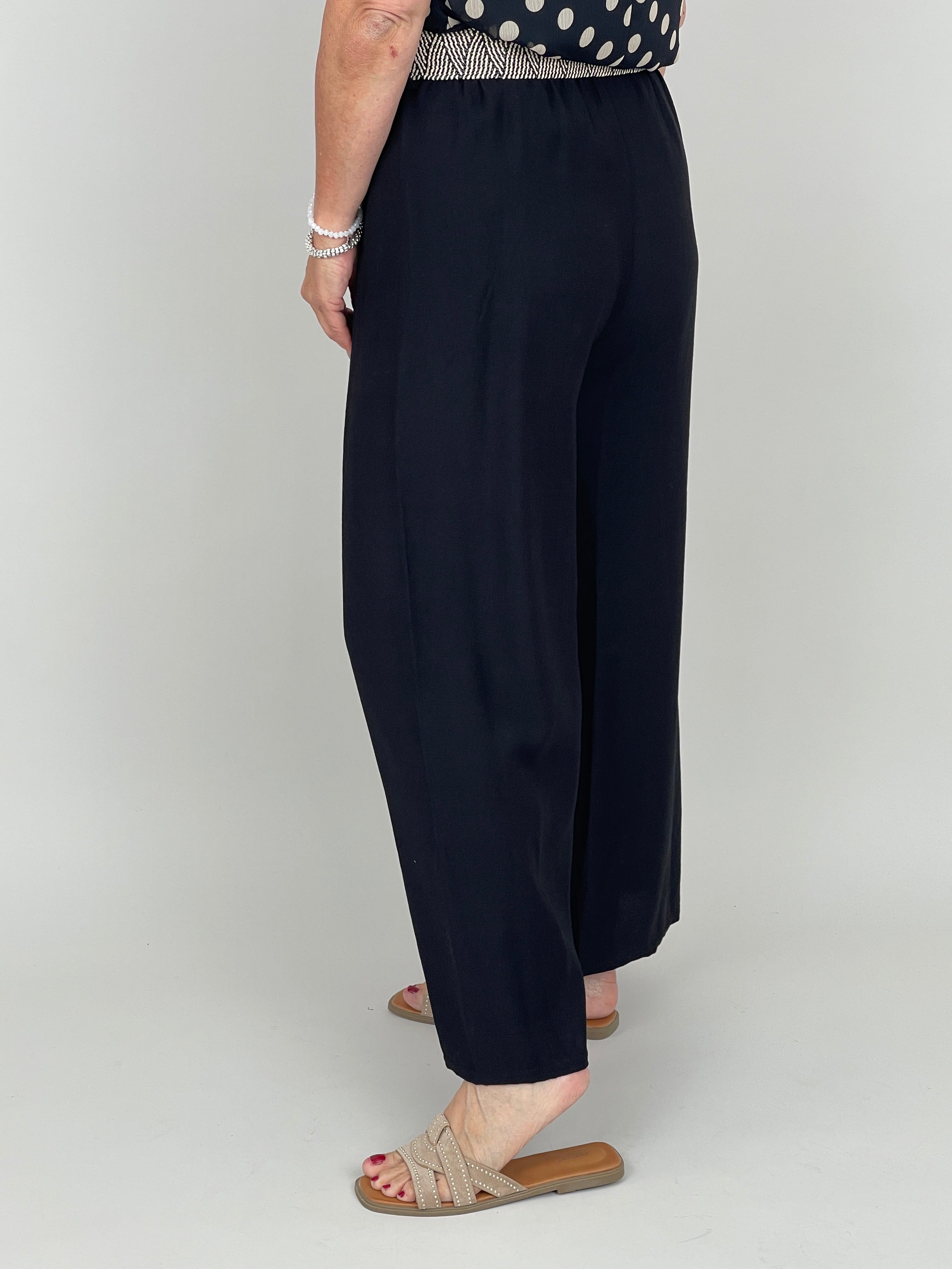 Culotte mit Gürtel in Schwarz
