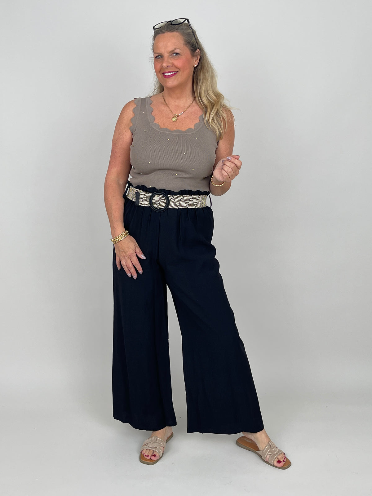 Top ZickZack mit Nieten in Taupe