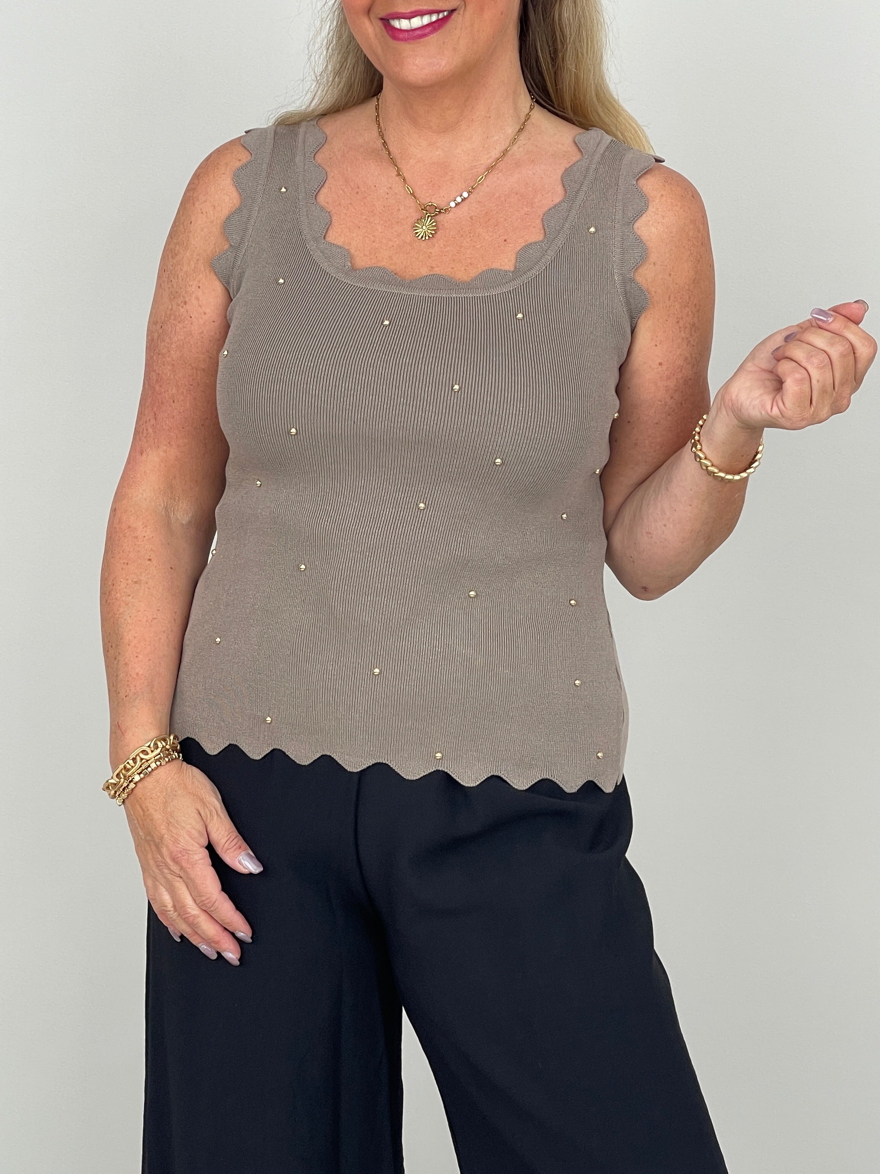 Top ZickZack mit Nieten in Taupe