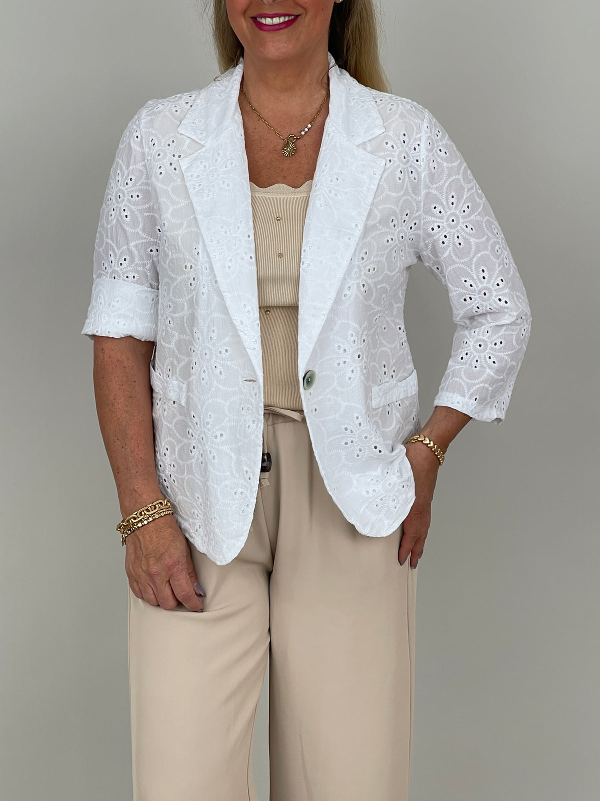 Sommerblazer mit Lochstickerei in Weiß