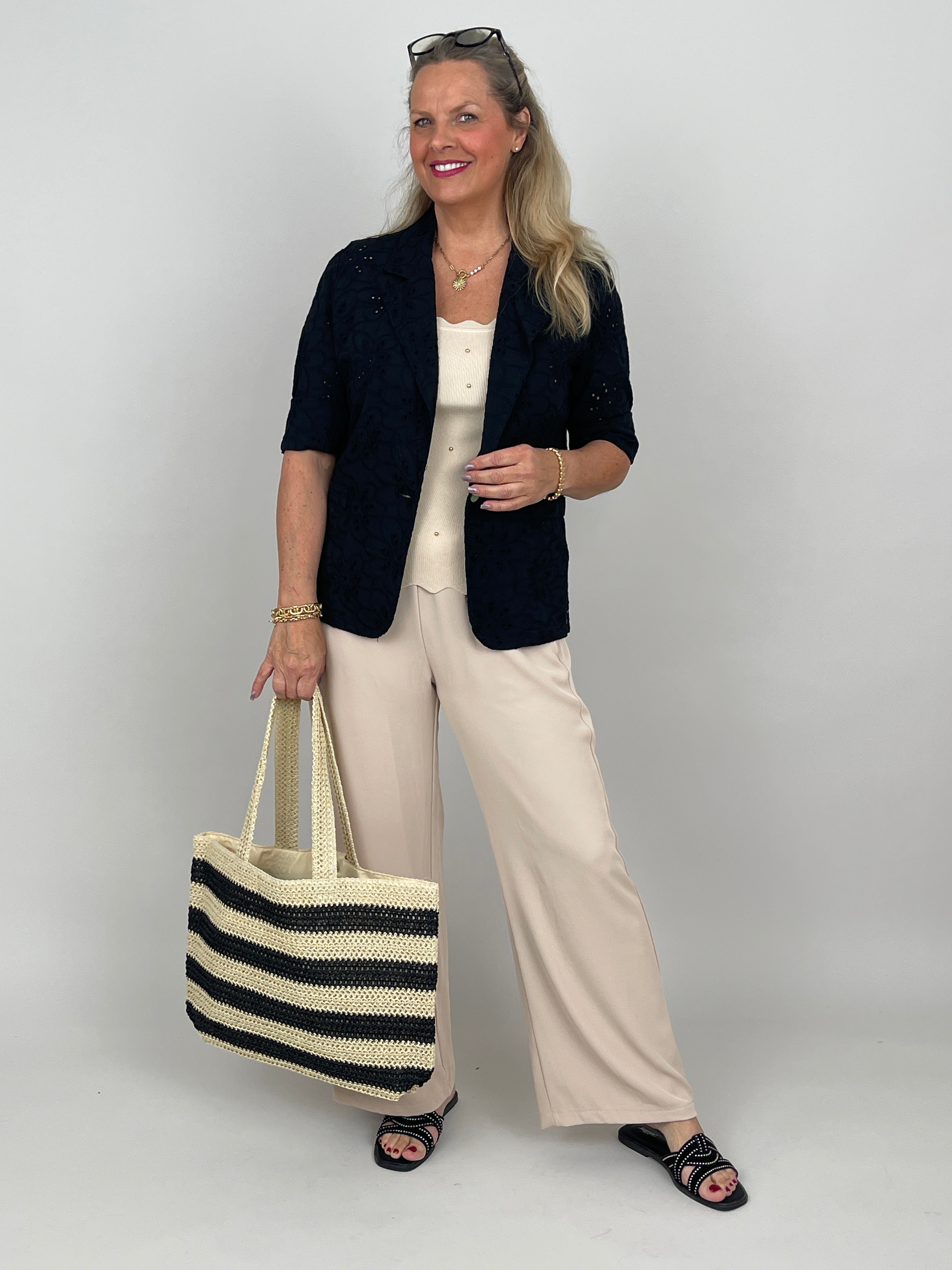 Sommerblazer mit Lochstickerei in Schwarz