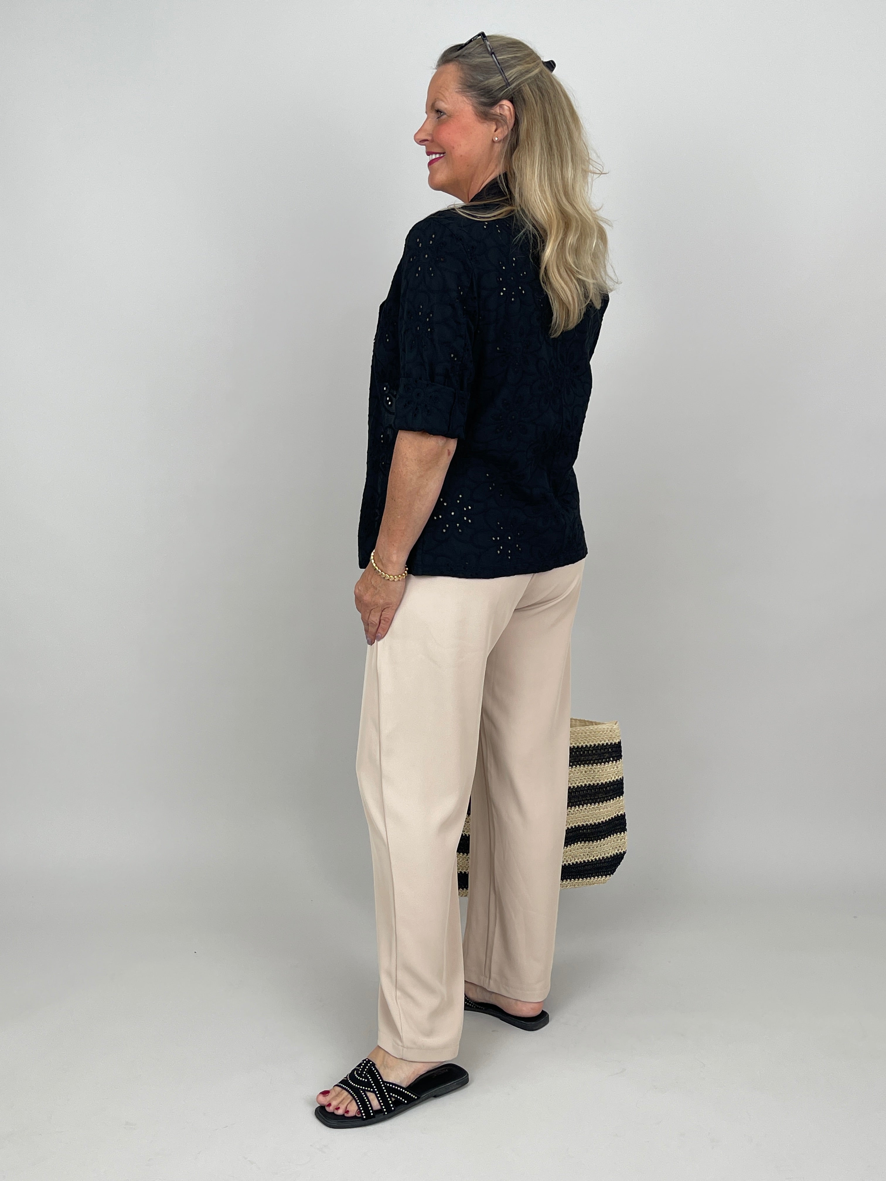 Sommerblazer mit Lochstickerei in Schwarz