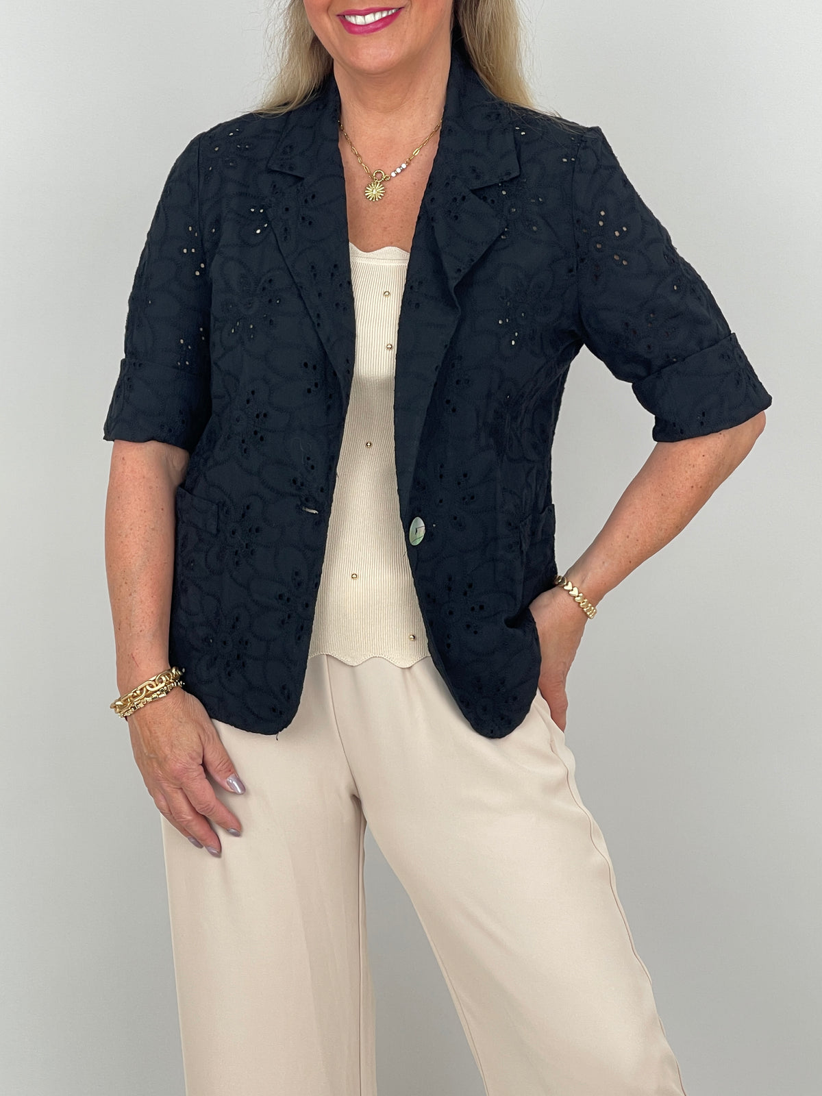 Sommerblazer mit Lochstickerei in Schwarz