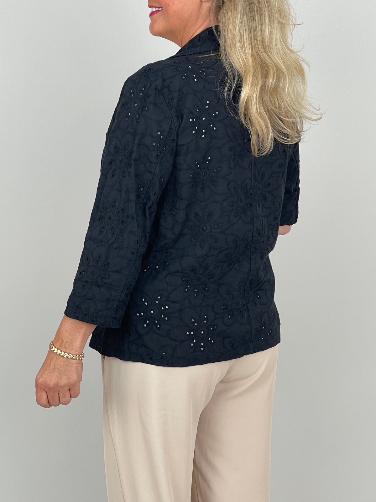 Sommerblazer mit Lochstickerei in Schwarz