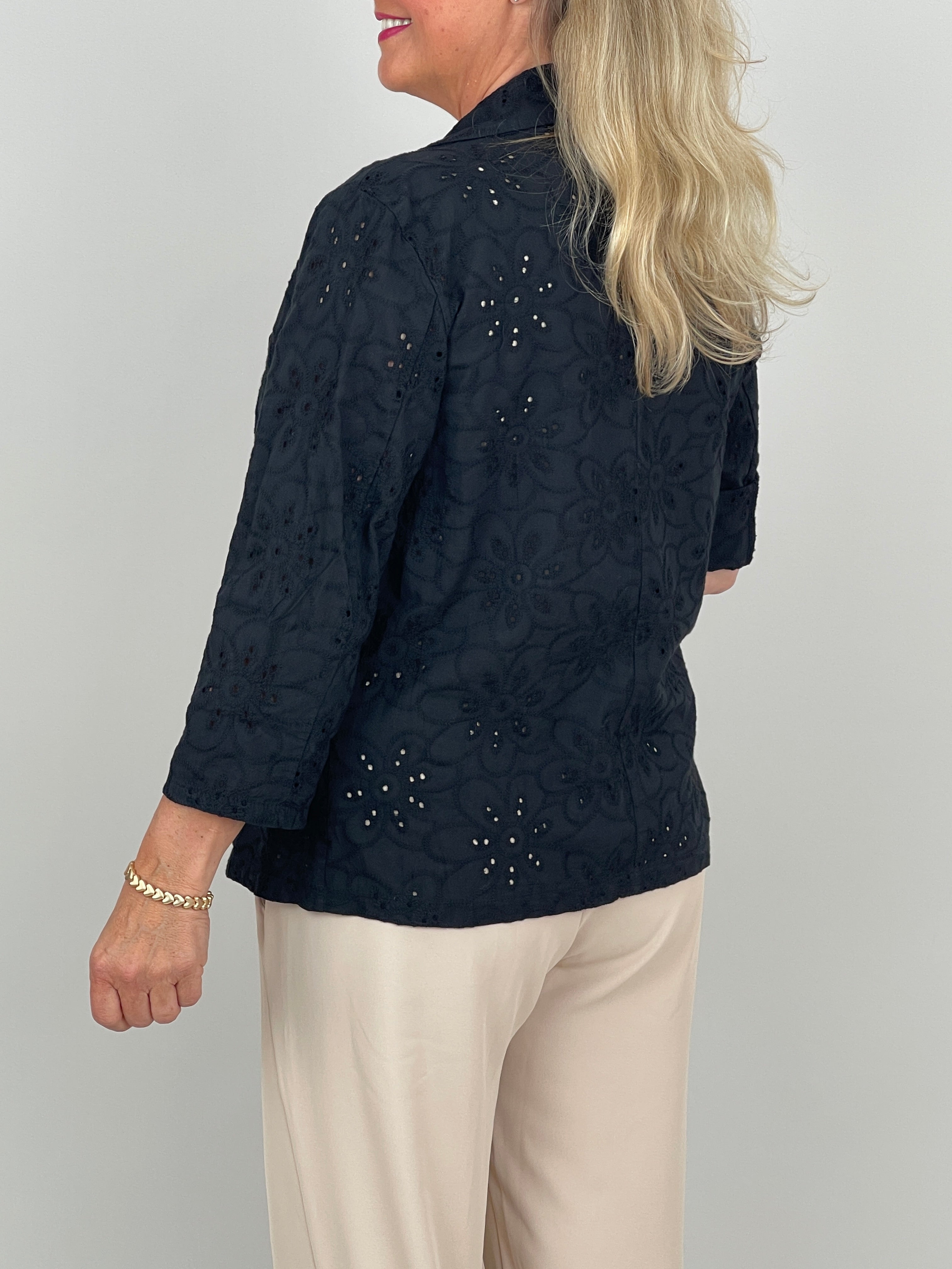 Sommerblazer mit Lochstickerei in Schwarz