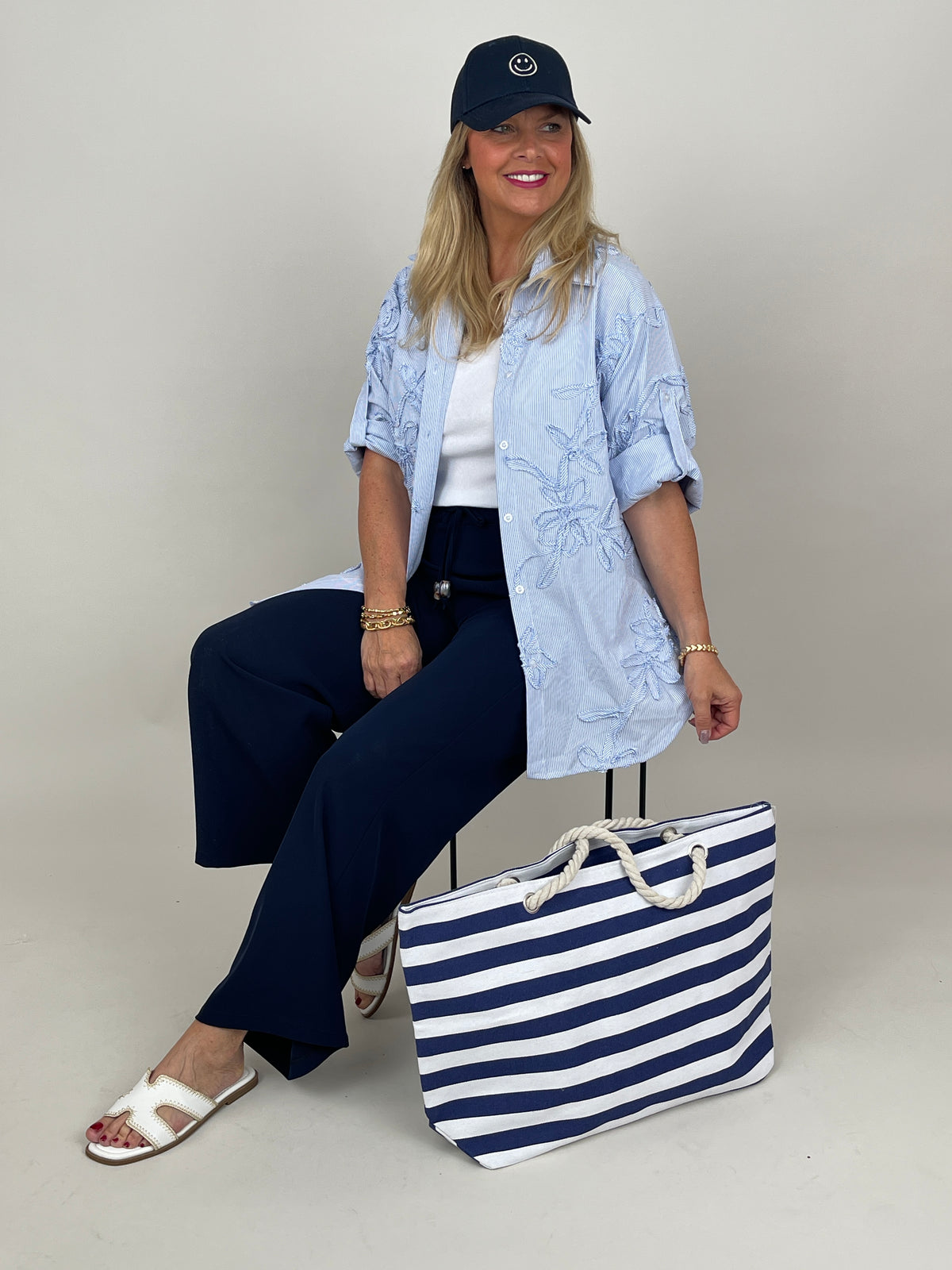 Bluse mit 3D-Blütenstickerei in Blau