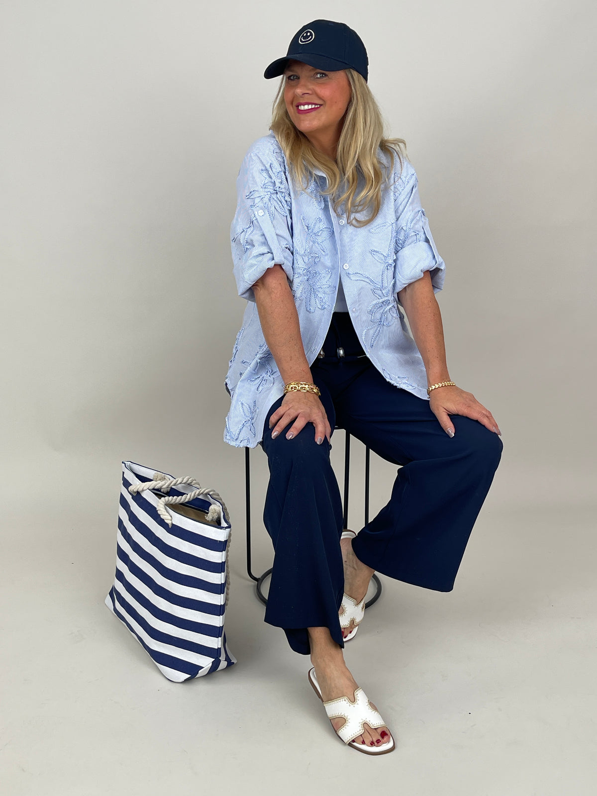 Bluse mit 3D-Blütenstickerei in Blau