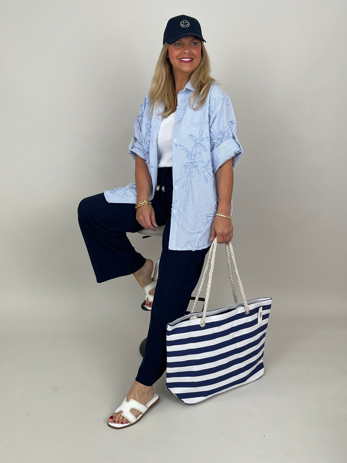 Bluse mit 3D-Blütenstickerei in Blau