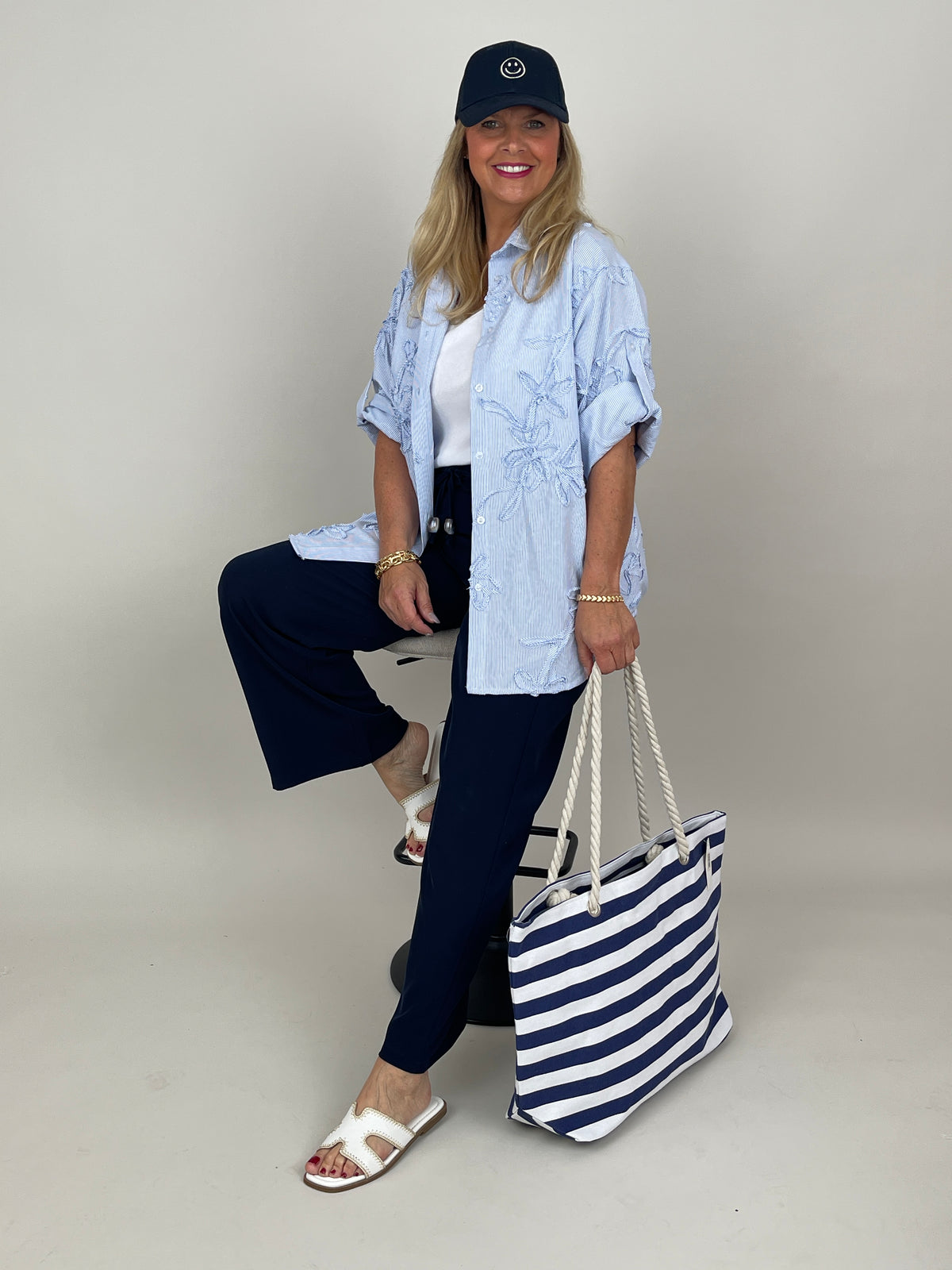 Bluse mit 3D-Blütenstickerei in Blau
