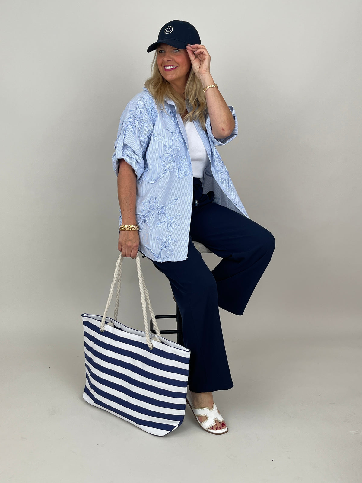 Bluse mit 3D-Blütenstickerei in Blau
